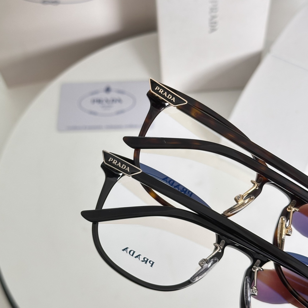  ‼️Prada 普拉达
VPR12Z 51-20-140
板材方圆框近视眼镜框
素颜的神不挑脸型主打的