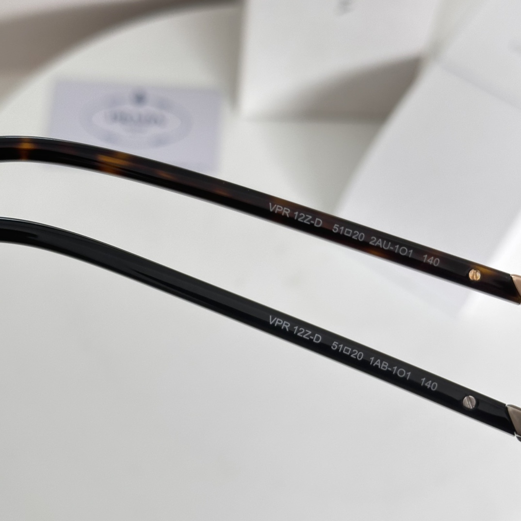  ‼️Prada 普拉达
VPR12Z 51-20-140
板材方圆框近视眼镜框
素颜的神不挑脸型主打的