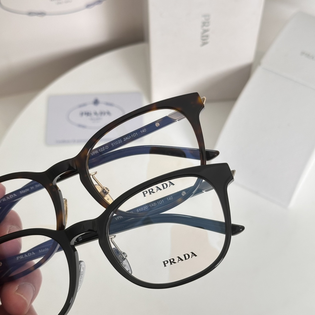  ‼️Prada 普拉达
VPR12Z 51-20-140
板材方圆框近视眼镜框
素颜的神不挑脸型主打的