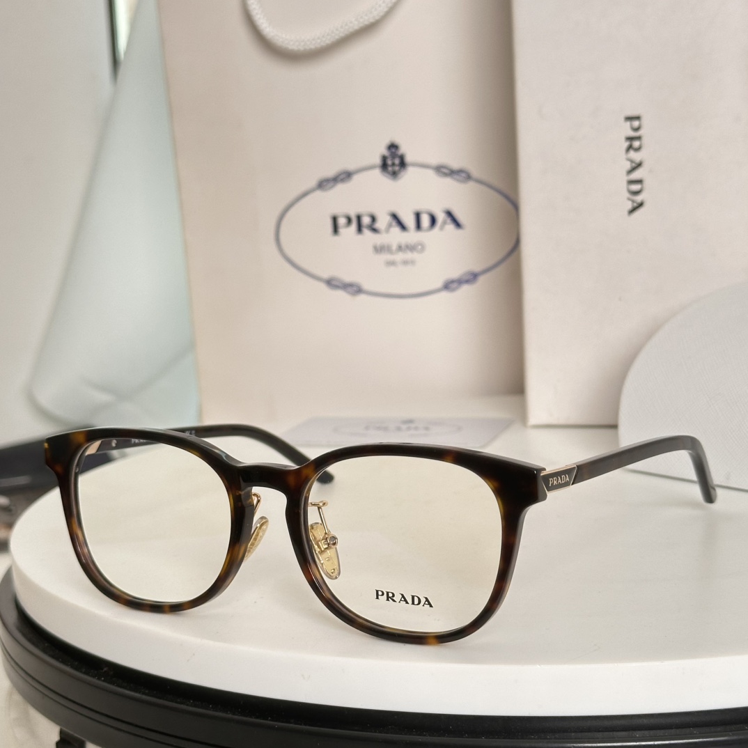 ‼️Prada 普拉达
VPR12Z 51-20-140
板材方圆框近视眼镜框
素颜的神不挑脸型主打的