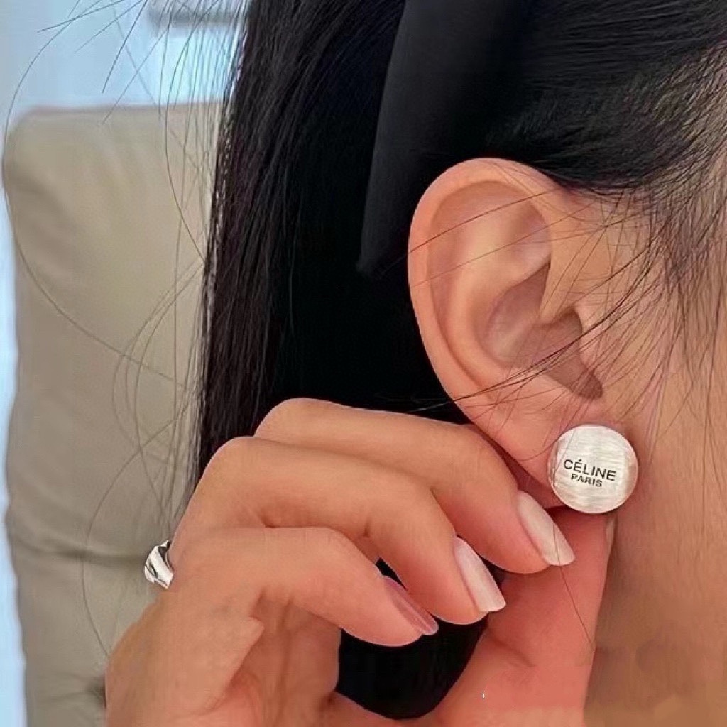 NO:111887,Xiaohongshu recommends the latest popular Celine Celine medieval silk textured earrings. Celine has become a popular element, continuing to interpret elegance and create fashion for women. Celine's jewelry style definitely represents a new lifestyle. Just like this earring, the harmonious matching between the clothing is very prominent, allowing gorgeousness and freedom to coexist, elegant but never feel bound, jewelry boutique, celine, celine, earrings19860909小红书推荐最新爆款Celine赛琳中古拉丝质感耳钉 赛琳已经自成一股流行元素,持续为女性诠释优雅、创造时尚,Celine家的饰品风格绝对代表了一种新的生活方式,就像此款耳环,跟服饰之间的和谐搭配性是非常凸出的,让华丽与自在共存,优雅但绝不会感到束缚,饰品精品,celine,celine,earrings,Jewelry