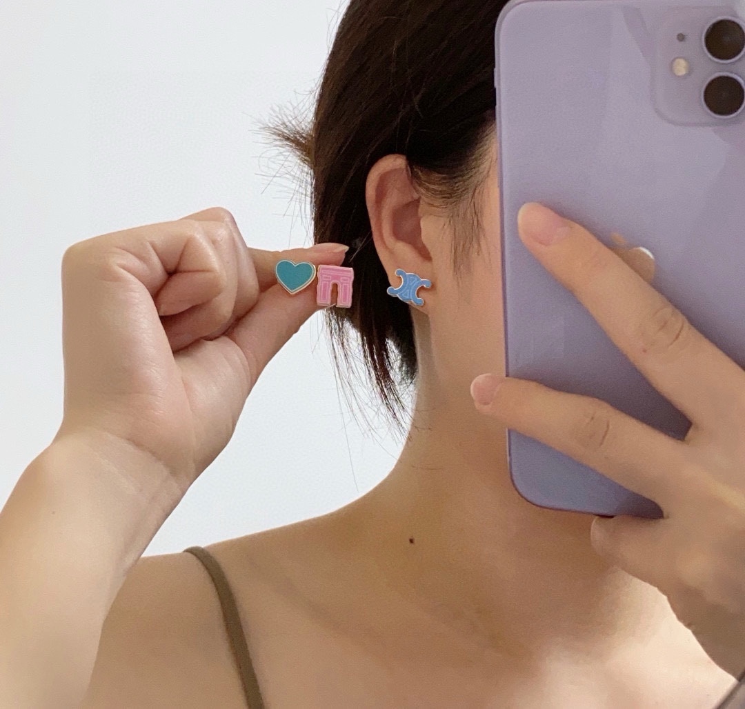 NO:111875,Celine Arc de Triomphe, three-piece set of earrings. The random matching and multiple ways to wear Seline has become a popular element, continuing to interpret elegance and create fashion for women. Celine's jewelry style definitely represents a new way of life. Just like this earring, the harmonious matching between the clothing is very prominent, allowing gorgeousness and freedom to coexist, elegant but never feel bound, jewelry boutique, celine, celine, earrings19860909Celine赛琳凯旋门、爱心三件套耳钉 随意搭配、多种佩戴方法赛琳已经自成一股流行元素,持续为女性诠释优雅、创造时尚,Celine家的饰品风格绝对代表了一种新的生活方式,就像此款耳环,跟服饰之间的和谐搭配性是非常凸出的,让华丽与自在共存,优雅但绝不会感到束缚,饰品精品,celine,celine,earrings,Jewelry