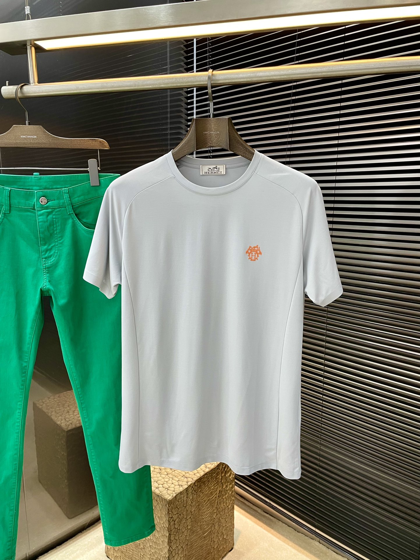 NO:142497,HERMES (Hermes) series VIP high-end customization 2025 spring and summer new short-sleeved style versatile styles anyone can easily control. Fully customized fabrics, high-quality viscose fabrics. The fabric feels soft and the upper body is comfortable and soft. The simple style is very classy, ​​simple and unique, fashionable, the style is very exquisite, showing the aura, and it will highlight the exquisiteness of business men!  Size M-3XL, hermes, hermes, T-shirt, alexander wang19860909HERMES（爱马仕）系列 VIP高级定制 2025春夏季新款短袖 百搭款式 任何人都可以轻松驾驭 面料全订制 高定一等品粘纤面料 面料手感柔软,上身舒适柔软 简约的款式非常显档次,简约个性时尚,版型剪裁非常精致,显气场,又会凸显商务男士的精致！尺码M-3XL,,hermes,hermes,T-shirt,alexander wang,Men's clothing