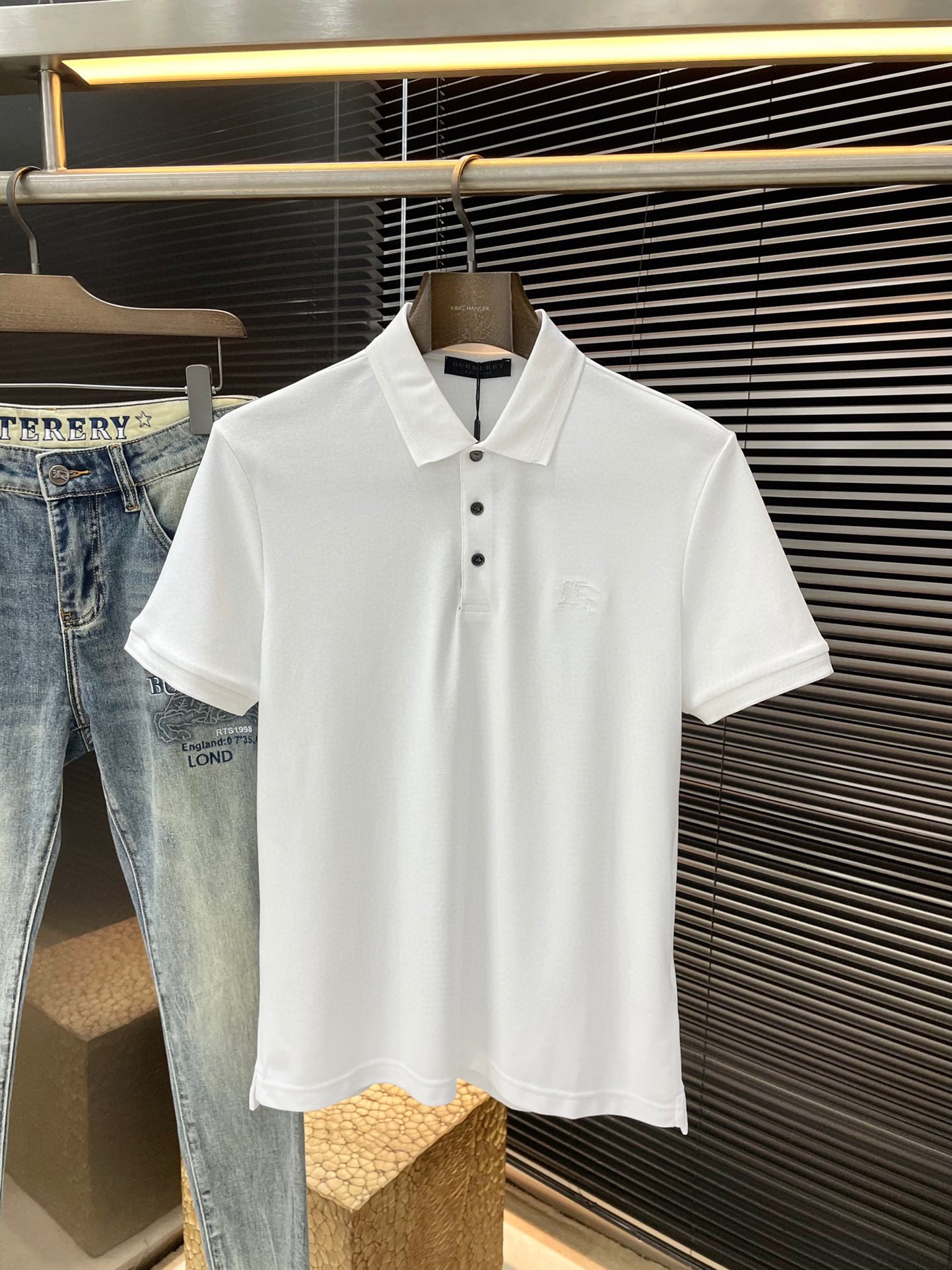 NO:142501,Burberry- (Burberry) The latest POLO short-sleeved sleeves in spring and summer 2025, uses the latest double-sided mercerized bead floor fabric, which is resistant to washing and not easy to fade. It has soft touch and soft and comfortable ingredients. Classic design style. Special customization. Simple cutting and splicing reflects the extraordinary craftsmanship of workers and is full of high-end fashion!  The style is quite good and casual and versatile. Size M-3XL, burberry, burberry, T-shirt, alexander wang19860909Burberry-（巴宝莉）2025年春夏最新款POLO短袖,采用最新双面丝光珠地面料,耐水洗不易掉色,手感柔软、成分柔软舒适 经典设计风格 特殊定制 简单的裁剪方式拼接,体现出工人不凡的工艺,高端时尚感十足！版型相当赞休闲百搭款.尺码M-3XL,,burberry,burberry,T-shirt,alexander wang,Men's clothing