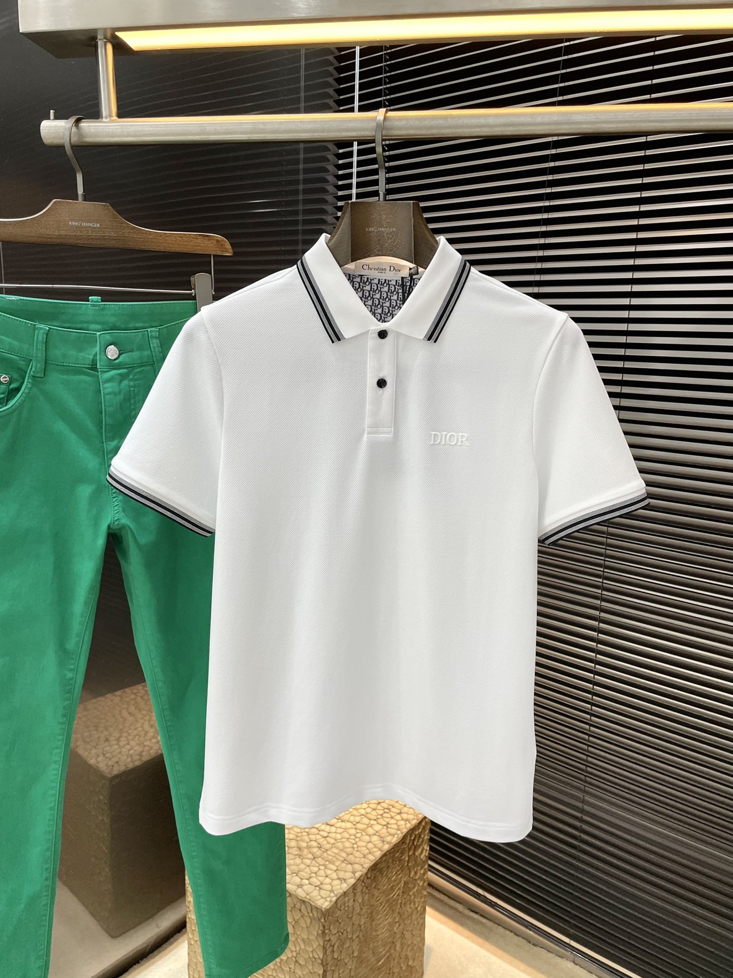 NO:142503,Dior- (Dior) has the latest POLO short-sleeved spring and summer 2025, using the latest polyester fiber fabric, which is resistant to washing and not easy to fade, has a soft feel and soft and comfortable composition. Classic design style, special customization, simple cutting and splicing, reflecting the extraordinary craftsmanship of workers, full of high-end and fashionable feeling!  The style is quite good and casual and versatile. Size M-3XL, dior, dior, T-shirt, alexander wang19860909Dior-（迪奥）2025年春夏最新款POLO短袖,采用最新聚脂纤维面料,耐水洗不易掉色,手感柔软、成分柔软舒适 经典设计风格 特殊定制 简单的裁剪方式拼接,体现出工人不凡的工艺,高端时尚感十足！版型相当赞休闲百搭款.尺码M-3XL,,dior,dior,T-shirt,alexander wang,Men's clothing