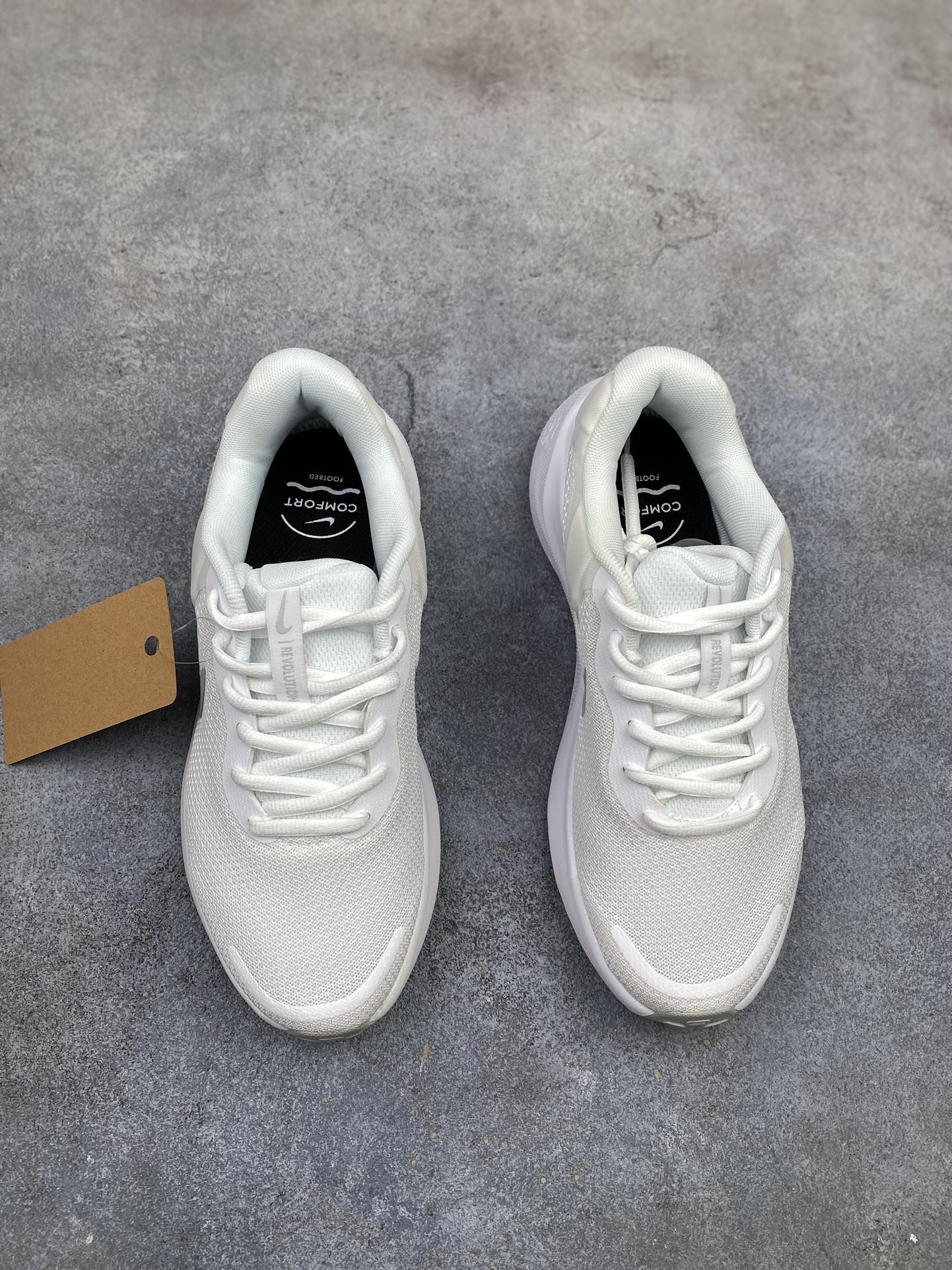 五一特价💰100 
纯原福利🧧万双库存 Nk Revolution 7 Wide 耐克网面 舒适百搭 耐磨减震低帮跑步鞋 FB2208-101
#鞋款鞋头出色设计，塑就出众贴合感。鞋身设计功能与时尚兼顾，提升穿搭好单品。橡胶鞋底配合防滑纹路设计，平稳抓地。
尺码：35.5 36 36.5 37.5 38 38.5 39 40 40.5 41 42 42.5 43 44 44.5 45w5