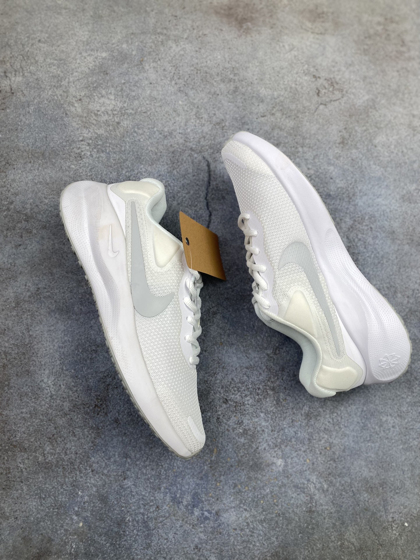 五一特价💰100 
纯原福利🧧万双库存 Nk Revolution 7 Wide 耐克网面 舒适百搭 耐磨减震低帮跑步鞋 FB2208-101
#鞋款鞋头出色设计，塑就出众贴合感。鞋身设计功能与时尚兼顾，提升穿搭好单品。橡胶鞋底配合防滑纹路设计，平稳抓地。
尺码：35.5 36 36.5 37.5 38 38.5 39 40 40.5 41 42 42.5 43 44 44.5 45w5