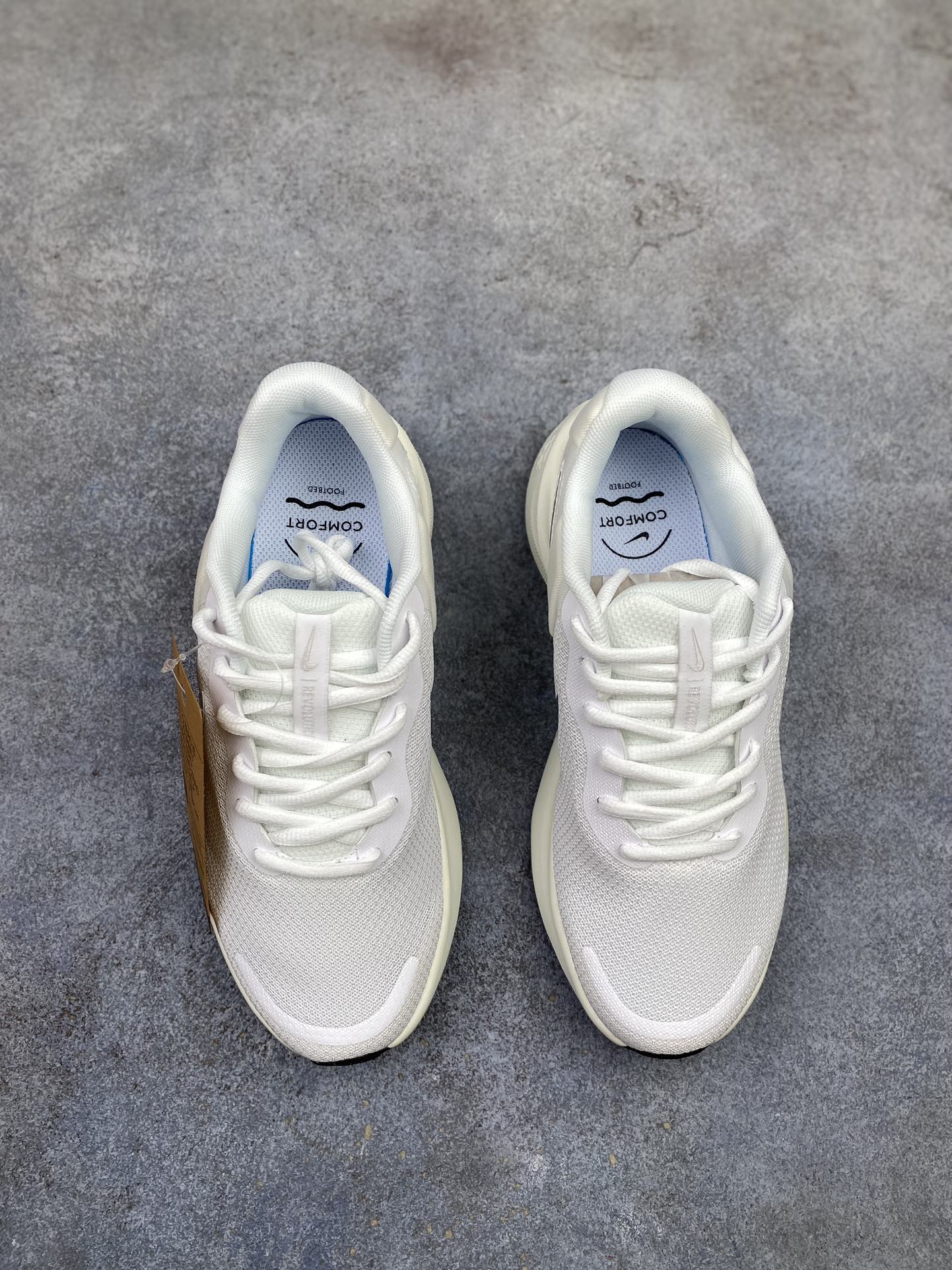 五一特价💰100  
纯原福利🧧万双库存 Nk Revolution 7 Wide 耐克网面 舒适百搭 耐磨减震低帮跑步鞋 FB2208-101
#鞋款鞋头出色设计，塑就出众贴合感。鞋身设计功能与时尚兼顾，提升穿搭好单品。橡胶鞋底配合防滑纹路设计，平稳抓地。
尺码：35.5 36 36.5 37.5 38 38.5 39 40 40.5 41 42 42.5 43 44 44.5 45w5