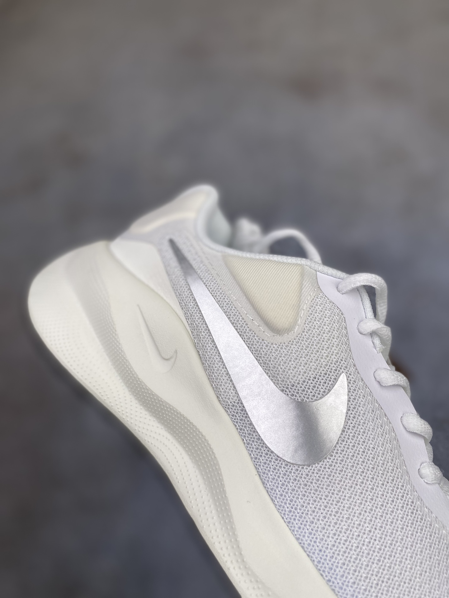 五一特价💰100  
纯原福利🧧万双库存 Nk Revolution 7 Wide 耐克网面 舒适百搭 耐磨减震低帮跑步鞋 FB2208-101
#鞋款鞋头出色设计，塑就出众贴合感。鞋身设计功能与时尚兼顾，提升穿搭好单品。橡胶鞋底配合防滑纹路设计，平稳抓地。
尺码：35.5 36 36.5 37.5 38 38.5 39 40 40.5 41 42 42.5 43 44 44.5 45w5