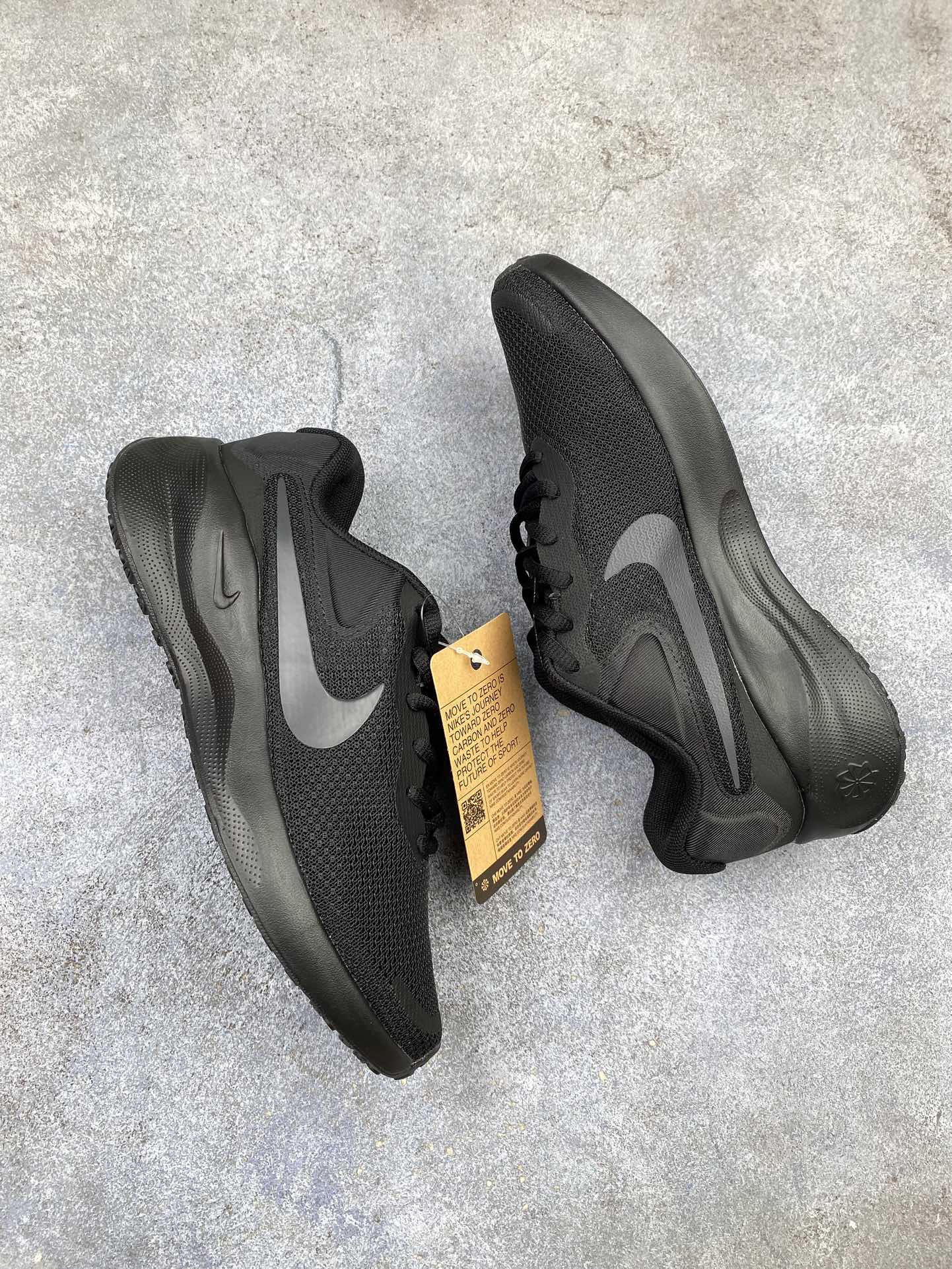 五一特价💰100  
纯原福利🧧万双库存 Nk Revolution 7 Wide 耐克网面 舒适百搭 耐磨减震低帮跑步鞋 FB2208-101
#鞋款鞋头出色设计，塑就出众贴合感。鞋身设计功能与时尚兼顾，提升穿搭好单品。橡胶鞋底配合防滑纹路设计，平稳抓地。
尺码：35.5 36 36.5 37.5 38 38.5 39 40 40.5 41 42 42.5 43 44 44.5 45w5