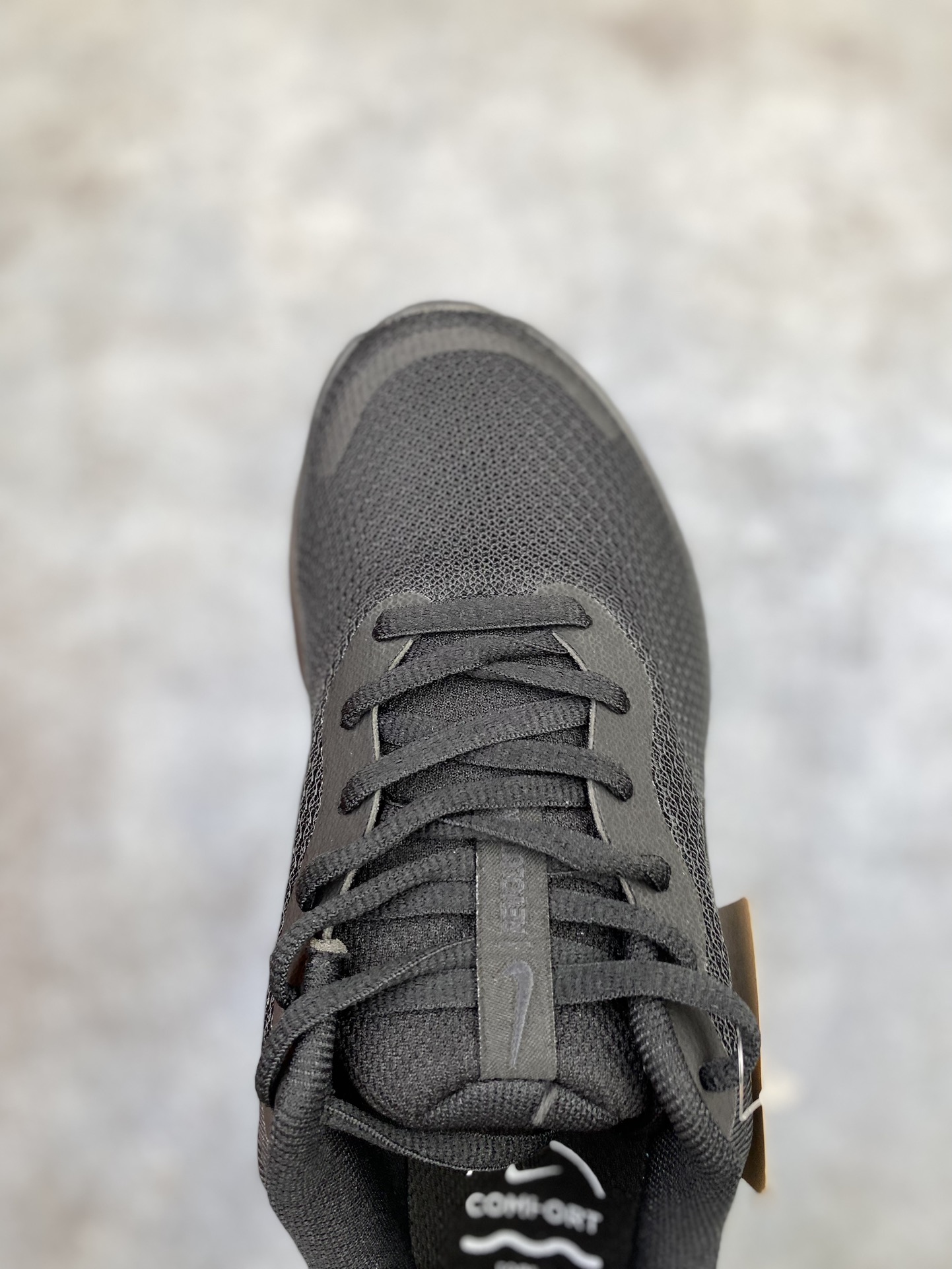 五一特价💰100  
纯原福利🧧万双库存 Nk Revolution 7 Wide 耐克网面 舒适百搭 耐磨减震低帮跑步鞋 FB2208-101
#鞋款鞋头出色设计，塑就出众贴合感。鞋身设计功能与时尚兼顾，提升穿搭好单品。橡胶鞋底配合防滑纹路设计，平稳抓地。
尺码：35.5 36 36.5 37.5 38 38.5 39 40 40.5 41 42 42.5 43 44 44.5 45w5