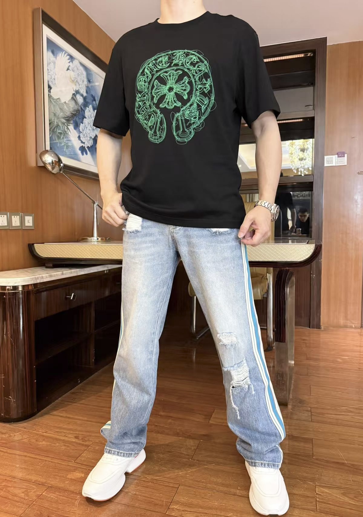 NO:142350,Crowxin-2025 counter latest hot T-shirt shipment, hot-selling items in European and American counters!  Selected Italian imported mercerized cotton fabrics with the latest designs, the unique brand logo on the chest highlights the fashion, and the upper body effect can be seen. The number of codes is 48-56 (model 173/130 wears 48, with Hong Kong Lane Crawford gift box packaging), chrome hearts,tees, t-shirt, alexander wang19860909克罗心-2025专柜最新爆款t恤出货 欧美专柜热销单品！精选意大利进口丝光棉面料搭配最新的设计,胸前的独特品牌logo彰显时尚 上身效果看得见.码数48-56（模特173/130穿48,配香港连卡佛礼盒包装）,,chrome hearts,tees，t-shirt,alexander wang,Men's clothing