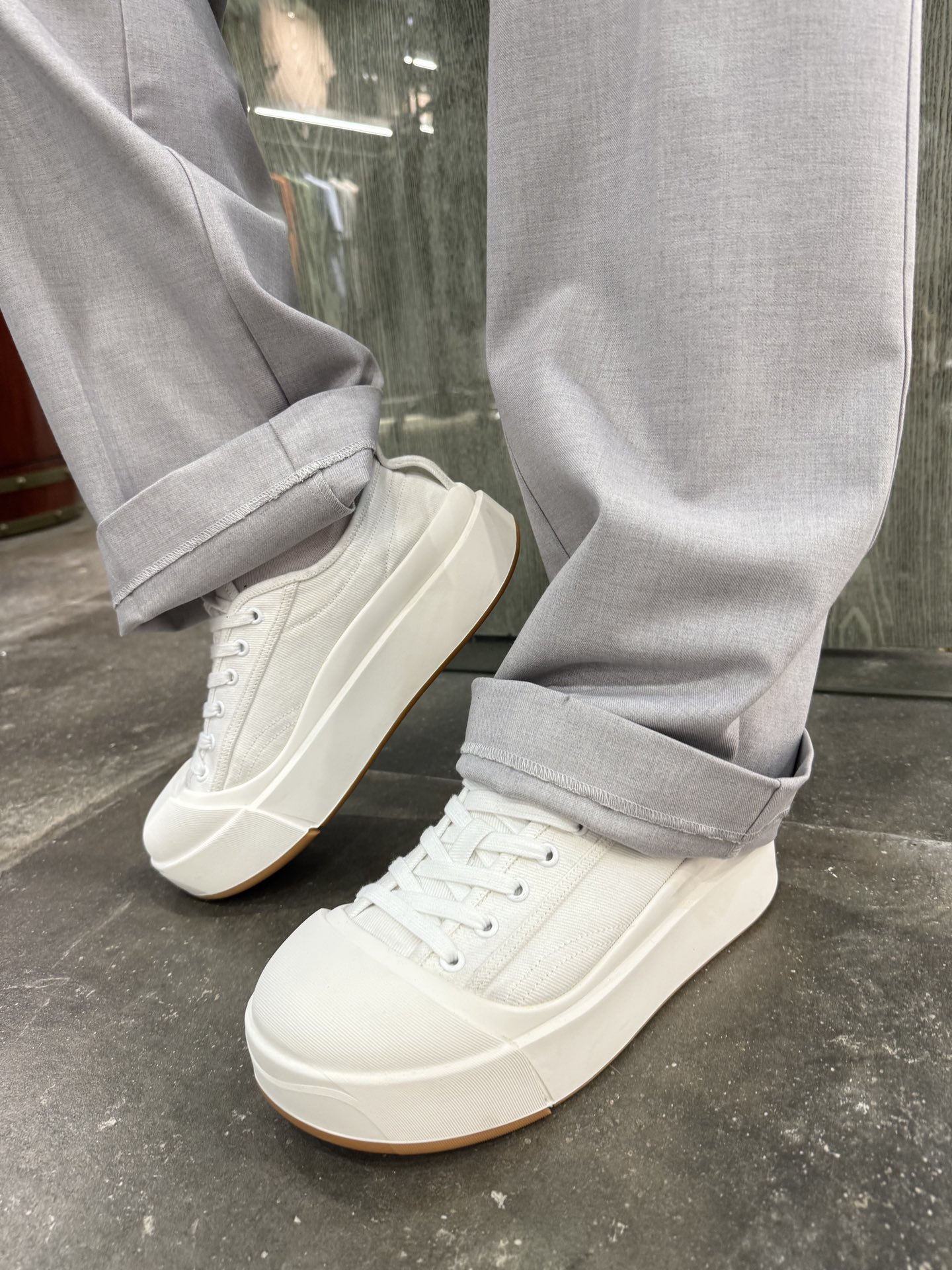 NO:142358,BV-2025 new canvas shoes, customized mold-opening sole, super comfortable foot feeling, canvas upper (canvas material has good breathability and feels comfortable when worn, especially suitable for wearing in spring and summer) foot pad cowhide/formed foot pad cup foot pad material uses high elastic Os resistant foot pad, this material has the functions of good elasticity, breathability, environmental protection, comfortable, sweat-absorbing, breathable, not easy to sweat and smelly feet, and shock absorption. It is comfortable and elastic for a long time to protect the foot shape.  The big bottom is all natural rubber two-color rubber bottom, [the natural rubber bottom is a natural latex collected from the rubber tree in Brazil]. The big bottom is formed by a two-color bottom, and the bottom is young and fashionable. It has environmental protection, non-toxic, temperature-resistant, cold-resistant, waterproof and electrical insulation, high elastic and high wear resistance. It can be bent, stretched, compressed without damage at 360 degrees, and improves comfort and reaction speed. The big bottom bottom has strong grip, wear-resistant and anti-slip, and shock absorption. It is suitable for wearing whether it is dry, slippery and slippery. [Natural rubber is mostly used in aircraft tires, high-end car tires, etc.) Color black and white Size 38-43.,,bottega veneta,cowhide,alexander wang19860909BV-2025新款帆布鞋 定制开模大底 脚感超级舒适 鞋面帆布（帆布材质具有良好的透气性,穿着时感觉舒适,特别适合在春夏季节穿着） 垫脚牛皮/成型垫脚杯 垫脚材料采用高弹力欧斯耐垫脚,这种材料具有回弹性好、透气、环保,舒适、吸汗、透气、不易脚出汗臭脚、减震的功能.久穿舒适弹性十足有效的二次对脚型进行保护. 大底全天然橡双色胶底,【天然橡胶底是巴西的橡胶树上采集的天然胶乳】.大底由双色底一体成型,底型年轻时尚,具有环保无毒、耐温耐寒、防水绝电绝热、高弹高耐磨性,可经360度附着弯曲,拉伸,压缩而不受破坏,提高舒适性和反应速度.大底底花抓地力强、耐磨防滑、减震.出行方面适合于无论是干滑湿滑都能穿搭.【天然橡胶多数用于飞机轮胎、高档汽车轮胎等方面) 颜色黑色 白色 尺码38-43.,,bottega veneta,cowhide,alexander wang,Men's clothing