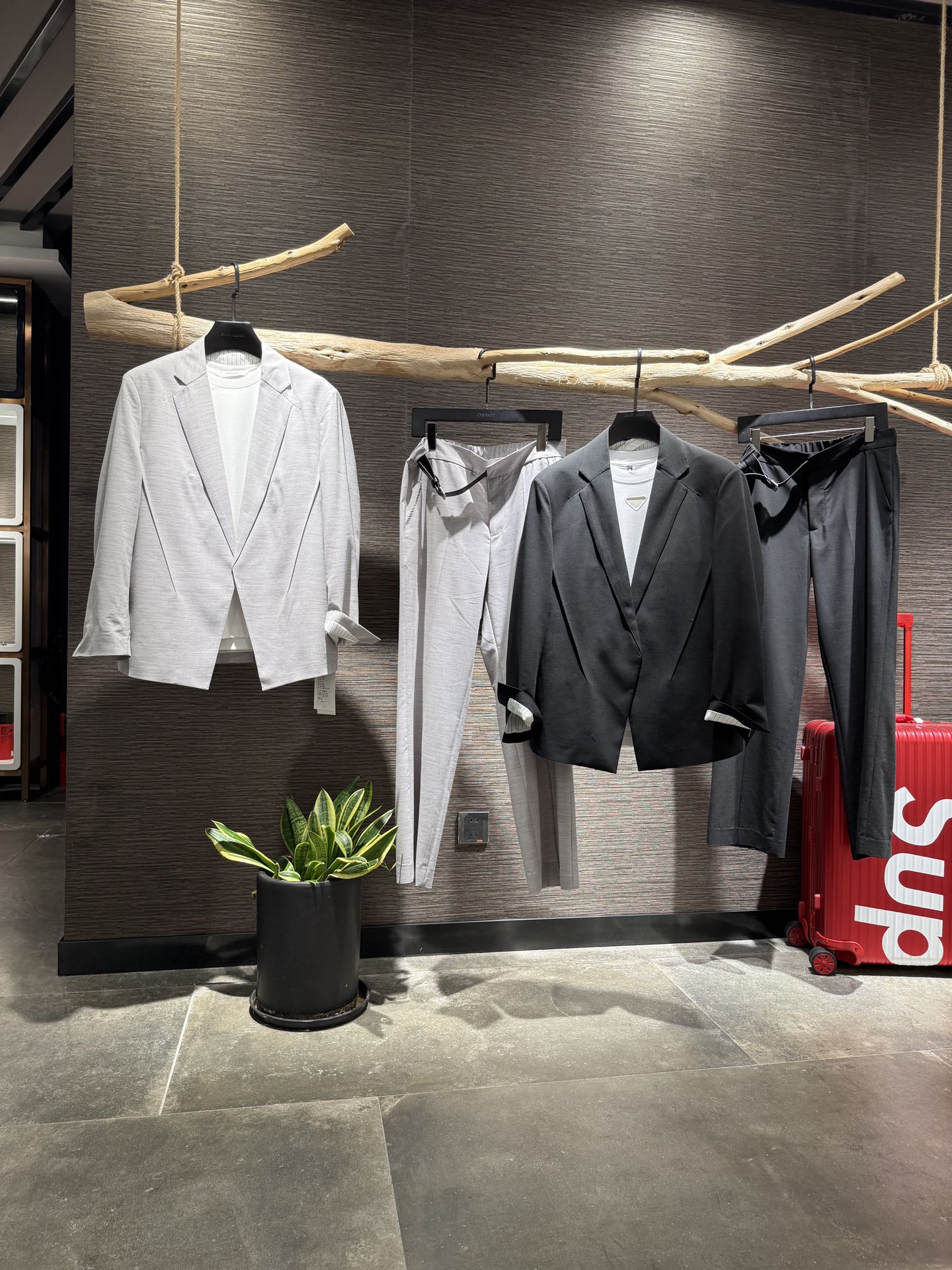 NO:142356,Magira - Ultra-thin wool blend suit set Half lining design with fixed wool ultra-thin wool blend Seamless three-pin needle waffle collar Wool plus viscose fiber plus spandex plus polyester fiber Blend fabric has the following characteristics Good breathability Polyester fiber has good breathability, plus the fluffy of the wool, makes this mixed fabric more breathable. After the elasticity is good, this blend fabric has good elasticity and elasticity, and is not easy to deform. Easy maintenance Compared with ordinary pure wool fabrics, this blend fabric is easier to maintain, wash, dry cleaning, does not shrink or deform. Good moisture absorption Viscose fiber has good moisture absorption and feels refreshing and comfortable when worn. Good wear resistance Polyester fiber and nylon make the fabric more wear-resistant and suitable for high-strength wear-resistant Durable polyester fiber and nylon make this blend fabric durable  Easy-to-wash and easy-dry polyester fiber has excellent washing performance, easy to clean and dry. Comfortable and high-viscosity fibers have a soft touch, bringing a gentle fit experience!  Color black grey size 48-56,,masion margiela,business suit,alexander wang19860909马吉拉-超薄羊毛混纺西装套装 半里衬设计搭配定织超薄羊毛混纺 无缝三本针枪驳领 绵羊毛加粘纤加氨纶加聚酯纤维的混纺面料 具有以下特点 透气性好聚酯纤维具有良好的透气性,加上毛的蓬松性,使得这种混合面料的透气性更好 弹性好添加氨纶后,这种混纺面料具有很好的弹性和回弹性,不易变形 易保养相对于普通纯毛面料而言,这种混纺面料更容易保养,可水洗、干洗,不缩水、不变形 吸湿性好粘纤具有良好的吸湿性,穿着时感觉清爽舒适 耐磨性好聚酯纤维和锦纶的加入使得面料更加耐磨,适合高强度的穿着需求 耐穿耐用聚酯纤维和锦纶的耐穿耐用特性使得这种混纺面料经久耐用 易洗易干聚酯纤维的洗涤性能极佳,易于清洗和干燥 舒适度高粘胶纤维触感柔软,带来温柔贴合的体验！ 颜色黑色 灰色 尺码48-56,,masion margiela,business suit,alexander wang,Men's clothing