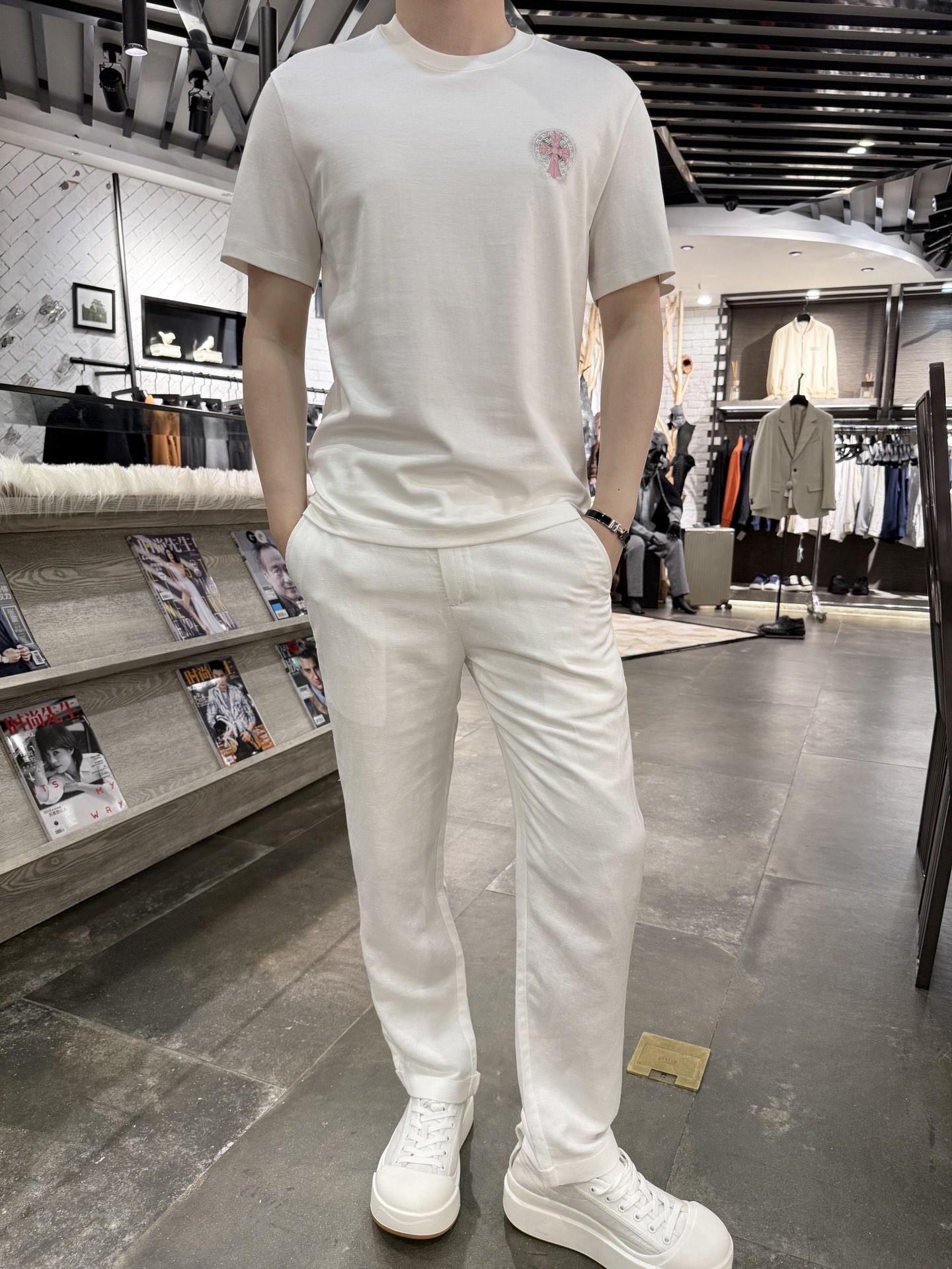 NO:142349,Croxin-2025 round neck short-sleeved T-shirt with slightly wide fabric is made of 94.5 silk soft cotton plus 5.5 spandex, which has the characteristics of softness, breathability and moisture absorption. 1. Soft and comfortable silk soft cotton is a natural fiber, known for its softness, breathability and moisture absorption. Wearing clothes with this fabric feels like being in a warm embrace, especially suitable for clothing that directly contacts the skin 1. 2. Breathable and moisture-absorbing cotton fabric has good breathability and moisture absorption, and can keep the skin dry and comfortable 2. 3. Good elastic spandex is a synthetic fiber, known for its excellent elasticity. It can stretch to five to eight times the original length and has strong recovery ability, which allows the clothes to maintain a good shape after wearing and washing. Size 48-56 (model 180/wear 50, with Hong Kong Lane Crawford Gift Box Packaging),, chrome hearts, T-shirt,tees,t-shirt,alexander wang19860909克罗心-2025圆领短袖T恤 微阔 面料采用94.5丝柔棉加5.5氨纶,具有柔软舒适、透气吸湿、弹性好等特点. 1. 柔软舒适丝柔棉是一种天然纤维,以其柔软、透气和吸湿性好而闻名.穿上这种面料的衣物,感觉就像置身于温暖的怀抱中,特别适合直接接触皮肤的衣物1. 2.透气吸湿棉质面料具有良好的透气性和吸湿性,能够保持皮肤的干爽和舒适2. 3.弹性好氨纶是一种合成纤维,以其卓越的弹性著称.它能拉伸到原长度的五到八倍,且恢复能力强,这使得衣物在穿着和洗涤后仍能保持良好的形状 尺码48-56(模特180/穿50,配香港连卡佛礼盒包装),,chrome hearts,T-shirt,tees，t-shirt,alexander wang,Men's clothing