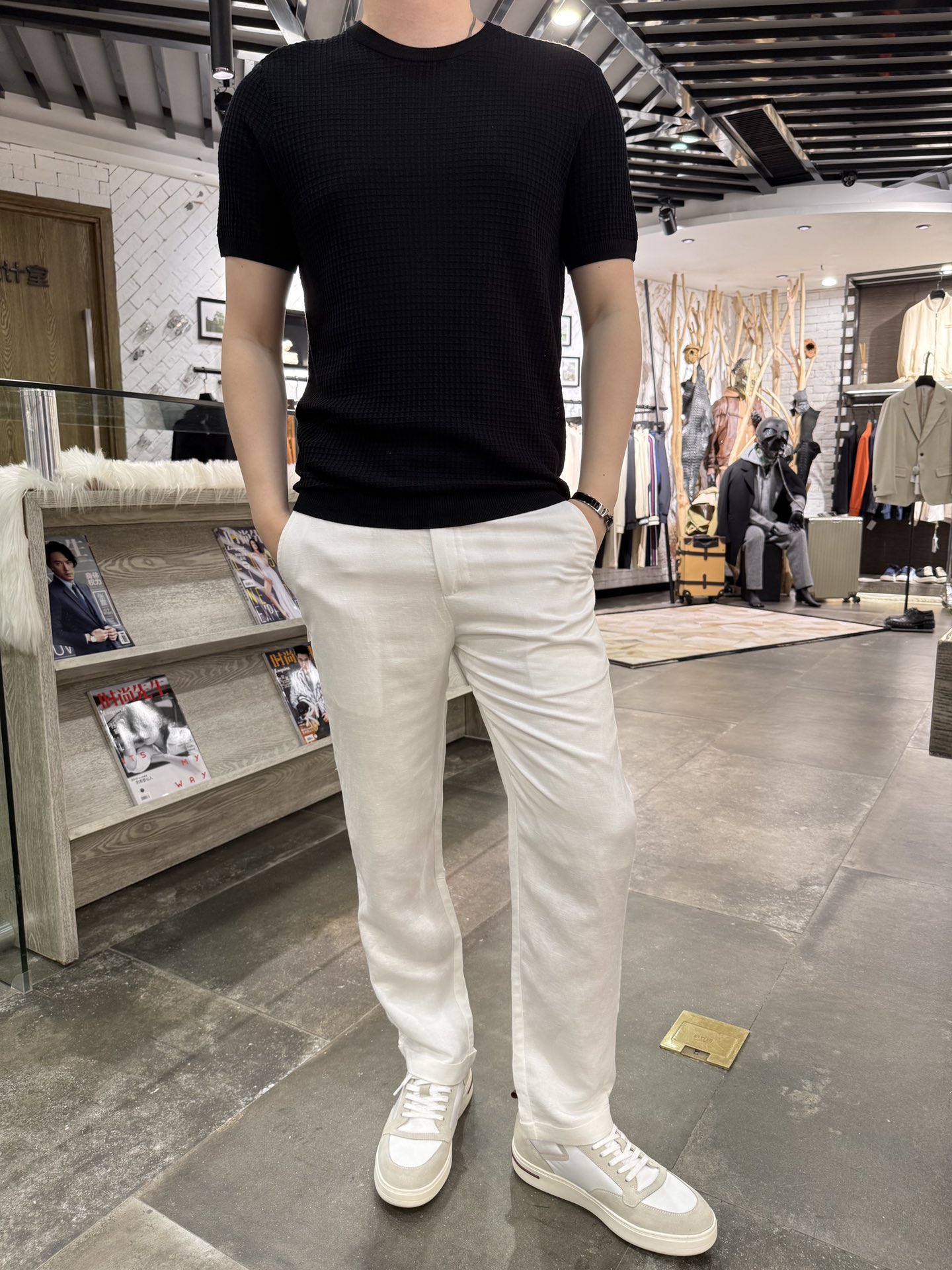 NO:142351,BV-2025 round neck tensil mulberry silk blend knitted short sleeves fixed woven fixed dye yarn The fabric material is made of tensil (also known as Laiser) mulberry silk cotton, which is light and breathable, soft and comfortable, moisture-absorbing and sweating, and has a high antibacterial and antibacterial gloss. This characteristic makes the fabric provide good comfort in the hot summer and has a more high-end appearance!  Size 48-56 (model wears 180/catties, with Hong Kong Lane Crawford gift box packaging), bottega veneta, T-shirt, alexander wang19860909BV-2025圆领天丝桑蚕丝混纺针织短袖 定织定染纱线 面料材质采用天丝（又称莱赛尔）桑蚕丝棉,轻薄透气,柔软舒适,吸湿排汗,抗菌抑菌光泽度高这种特性使得面料在炎热的夏季也能提供良好的舒适度 外观也更加高档！尺码48-56(模特180/斤穿50,配香港连卡佛礼盒包装）,,bottega veneta,T-shirt,alexander wang,Men's clothing