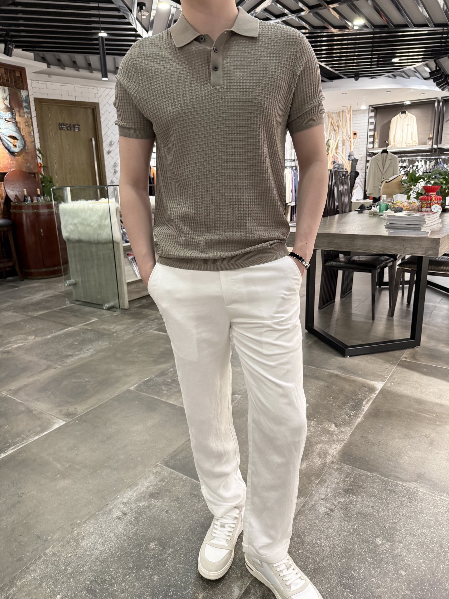 NO:142366,BV-2025 Tianshi Mulberry Silk Blend Knitted Short-Sleeve Polo Fixed Dyeing Yarn The fabric is made of Tianshi (also known as Laiser) mulberry silk cotton, which has the following characteristics: 1. Light and breathable This fabric combines the lightness of Tianshi and the breathability of mulberry silk, making the overall fabric very light and breathable. It is suitable for wearing in summer and can keep the skin dry and comfortable. 2. Soft and comfortable The soft and smoothness of Tianshi and the delicate touch of mulberry silk make the fabric soft and smooth, comfortable and not stuffy. This fabric is suitable for sleeping naked and will not irritate the skin. It is suitable for people with sensitive skin. 3. Moisture-wicking Tenshi and Mulberry Silk have excellent moisture absorption, which can absorb sweat and moisture discharged from the body and keep the skin dry. This characteristic makes the fabric provide good comfort in hot summers.  4. Antibacterial and antibacterial tines and mulberry silk have antibacterial properties, which can effectively inhibit the growth of bacteria and mites, and are suitable for people with sensitive skin. 5. The combination of high gloss and mulberry silk makes the fabric have a higher gloss and a more high-end and elegant appearance. Size 48-56 (model 180/wear 50), bottega veneta, T-shirt, alexander wang19860909BV-2025天丝桑蚕丝混纺针织短袖Polo 定织定染纱线 面料材质采用天丝（又称莱赛尔）桑蚕丝棉,具有以下特点 1.轻薄透气这种面料结合了天丝的轻薄和桑蚕丝的透气性,使得整体面料非常轻薄且透气,适合在夏季穿着,能够保持皮肤的干爽和舒适 2. 柔软舒适天丝的柔顺光滑与桑蚕丝的细腻触感相结合,使得面料触感柔软丝滑,贴肤舒适不闷热.这种面料适合裸睡,不会刺激皮肤,适合敏感肌肤的人群使用 3.吸湿排汗天丝和桑蚕丝都具有优异的吸湿性,能够吸收身体排出的汗液和水分,保持皮肤干爽.这种特性使得面料在炎热的夏季也能提供良好的舒适度 4.抗菌抑菌天丝和桑蚕丝都具有抗菌抑菌的特性,能够有效抑制细菌和螨虫的滋生,适合敏感肌肤的人群使用 5.光泽度高天丝和桑蚕丝的结合使得面料具有较高的光泽度,外观更加高档和优雅 尺码48-56（模特180/穿50）,,bottega veneta,T-shirt,alexander wang,Men's clothing