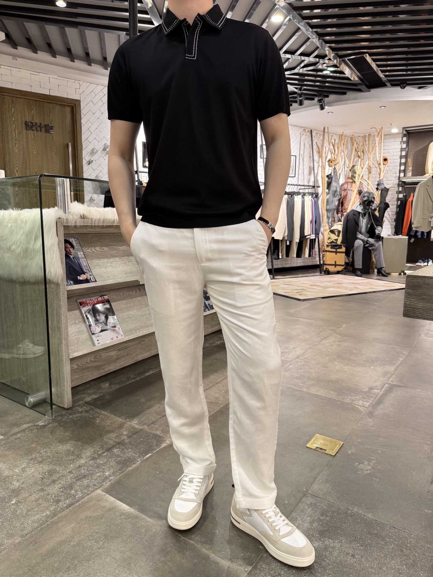 NO:142364,LP-2025 open-line lapel short-sleeved polo fixed-woven fixed-dye fabric #ultra-thin and ultra-breathable fabric is made of polyester fiber and cotton and linen. Its characteristics mainly include the following aspects: 1. Physical characteristics The combination of high-strength polyester fiber and cotton fiber makes the fabric have higher strength and can withstand greater external forces without easy damage. Polyester fiber with good elastic recovery ability, allowing the fabric to quickly return to its original state during use. Polyester fiber and cotton fiber have good wear resistance, making the fabric more durable. The addition of good breathability cotton fiber improves the breathability of polyester fiber and makes the fabric more comfortable. 2. Comfort and applicability The addition of skin-friendly and breathable cotton fiber makes the fabric more skin-friendly and breathable, suitable for summer clothing or close-fitting clothing. Easy-washing and fast-drying polyester fiber has good quick-drying properties, making the fabric easy to clean and dry quickly.  The wrinkle resistance and conformality of the anti-wrinkle-free polyester fiber makes the fabric less likely to wrinkle. Size 48-56 (model 180/wear 50, with Hong Kong Lane Crawford gift box packaging), loro piano, T-shirt, alexander wang19860909LP-2025明线翻领短袖polo定织定染面料#超薄超透气 面料采用聚酯纤维加棉加麻混纺而成,特点主要包括以下几个方面 1.物理特性 强度高聚酯纤维和棉纤维的结合使得面料具有较高的强度,能够承受较大的外力而不易破损. 弹性好聚酯纤维具有良好的弹性恢复能力,使得面料在使用过程中能够迅速恢复原状. 耐磨性好聚酯纤维和棉纤维都具有较好的耐磨性,使得面料更加耐用. 透气性良好棉纤维的加入改善了聚酯纤维的透气性,使得面料更加舒适. 2.舒适性和适用性 亲肤透气棉纤维的加入使得面料更加亲肤透气,适合用于夏季服装或贴身衣物. 易洗快干聚酯纤维具有良好的快干特性,使得面料容易清洗且干燥迅速. 抗皱免烫聚酯纤维的抗皱性和保形性使得面料不易起皱. 尺码48-56(模特180/穿50,配香港连卡佛礼盒包装）,,loro piana,T-shirt,alexander wang,Men's clothing