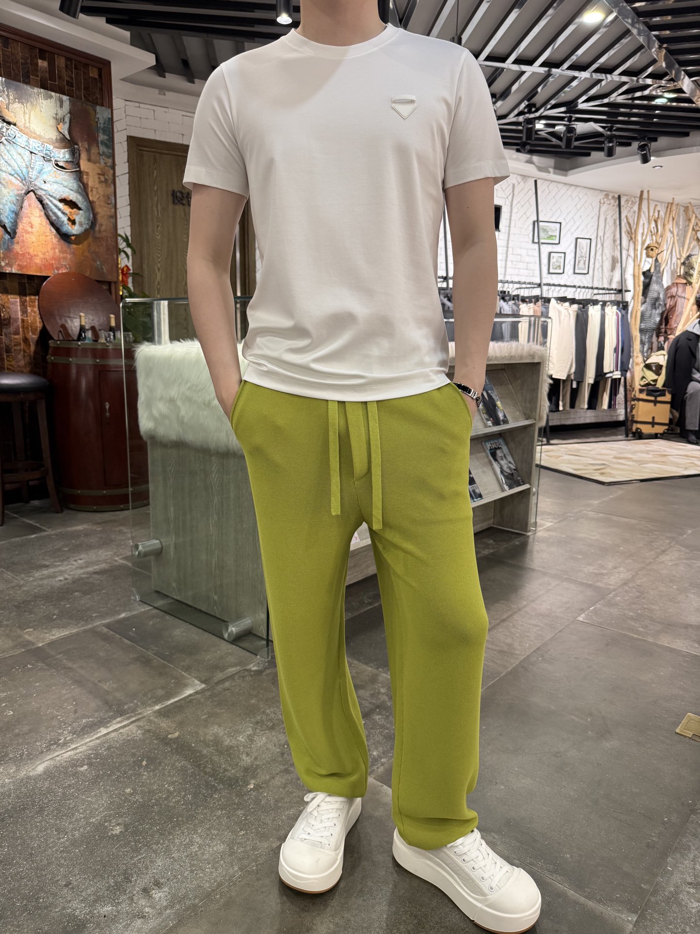 NO:142353,Prada-2025 round neck short-sleeved T-shirt logo, logo triangle marking, fixed woven fabric name #Black technology double-sided ice-sensing and elegant Guli (known as the most comfortable fabric) number of special yarn double-sided fabric process, wool yarn, mercerized cloth, mercerized finished product, three mercerized treatments #liquid ammonia back-piece round neck with Sorona neckline, long-lasting washing, never deformed cuff feet, the edges are made of high sand bracket stitching, the material is made of 35.8 long wool cotton plus 35.8 modal plus 23 polyester fiber, which has many advantages, including soft and comfortable, breathable and moisture-absorbing, wear-resistant and durable, etc. 1. The blend of soft and comfortable long wool cotton and modal fiber makes the fabric feel soft and smooth, with silk-like luster and feel, and comfortable to wear 2. The moisture-absorbing ability of breathable and moisture-absorbing modal fiber is higher than that of cotton fiber  50, can keep it dry and breathable, which is conducive to the physiological circulation and health of the human body. 3. The addition of wear-resistant and durable polyester fiber improves the wear resistance and durability of the fabric, making the fabric more solid and durable. Size 48-56 (model 180/wear 50, equipped with Hong Kong Lane Crawford gift box packaging), prada, T-shirt, tees, t-shirt, real silk, alexander wang19860909普拉达-2025圆领短袖T恤 标识三角标 定织面料品名#黑科技双面冰感雅古丽（号称最舒服的面料）支数 特种纱织双面 面料工艺 烧毛纱 丝光坯布 丝光成品三道丝光处 理 #液氨后整 圆领采用索罗纳领口 久穿久洗永 不变形袖口脚 边采用高沙支车缝线 材质采用35.8长绒棉加35.8莫代尔加23聚酯纤维,具有多种优点,包括柔软舒适、透气吸湿、耐磨耐用等. 1.柔软舒适长绒棉和莫代尔纤维的混纺使得面料手感柔软、滑爽,具有真丝般的光泽和手感,穿着舒适 2.透气吸湿莫代尔纤维的吸湿能力比棉纤维高出 50,能够保持干爽、透气,有利于人体的生理循环和健康 3.耐磨耐用聚酯纤维的加入提高了面料的耐磨性和耐用性,使得面料更加结实耐用 尺码48-56（模特180/穿50,配香港连卡佛礼盒包装）,,prada,T-shirt,tees，t-shirt,real silk,alexander wang,Men's clothing