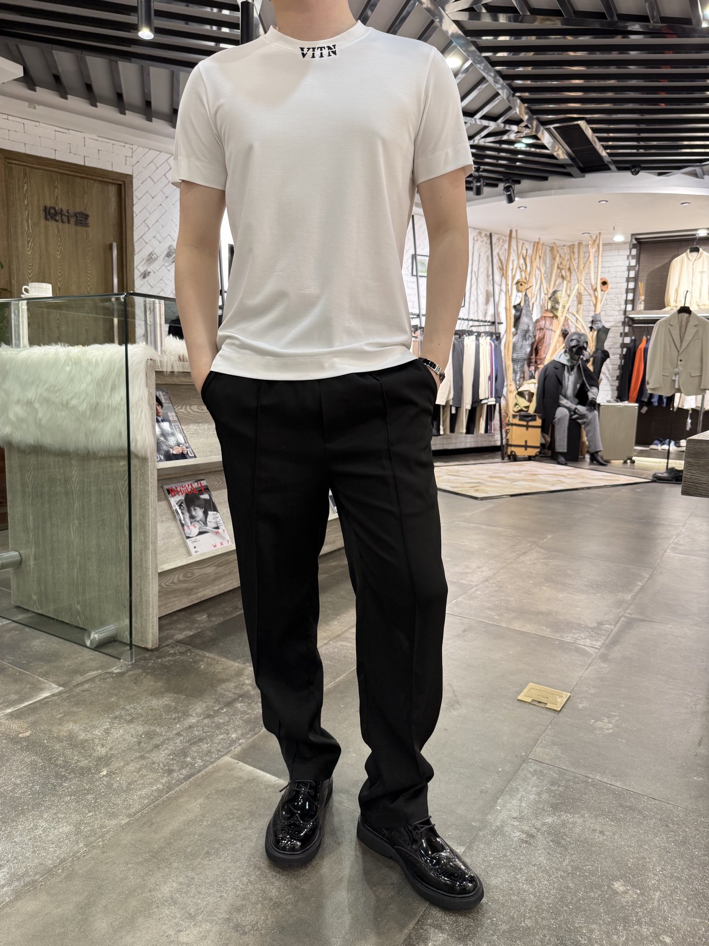 NO:142355,Valentino-2025 round neck short-sleeved T-shirt #Dingzhi Yaguli The fabric is made of 35.8 long leash cotton plus 35.8 modal plus 23 polyester fiber, which has many advantages, including soft and comfortable, breathable and moisture-absorbing, wear-resistant and durable, etc. 1. The blend of soft and comfortable long leash cotton and modal fiber makes the fabric feel soft and smooth, with silk-like luster and feel, and is comfortable to wear 2. The absorbing ability of breathable and moisture-absorbing modal fiber is 50 higher than that of cotton fiber, which can keep it dry and breathable, which is conducive to the physiological circulation and health of the human body. 3. The addition of wear-resistant and durable polyester fiber improves the wear resistance and durability of the fabric, making the fabric more solid and durable. Size 48-56 (model 180/wear 50, equipped with Hong Kong Lane Crawford gift box packaging), valentino, T-shirt,tees, t-shirt,real  silk,alexander wang19860909华伦天奴-2025圆领短袖T恤 #定织亚古力 面料采用35.8长绒棉加35.8莫代尔加23聚酯纤维的面料具有多种优点,包括柔软舒适、透气吸湿、耐磨耐用等. 1.柔软舒适长绒棉和莫代尔纤维的混纺使得面料手感柔软、滑爽,具有真丝般的光泽和手感,穿着舒适 2.透气吸湿莫代尔纤维的吸湿能力比棉纤维高出 50,能够保持干爽、透气,有利于人体的生理循环和健康 3.耐磨耐用聚酯纤维的加入提高了面料的耐磨性和耐用性,使得面料更加结实耐用 尺码48-56（模特180/穿50,配香港连卡佛礼盒包装）,,valentino,T-shirt,tees，t-shirt,real silk,alexander wang,Men's clothing