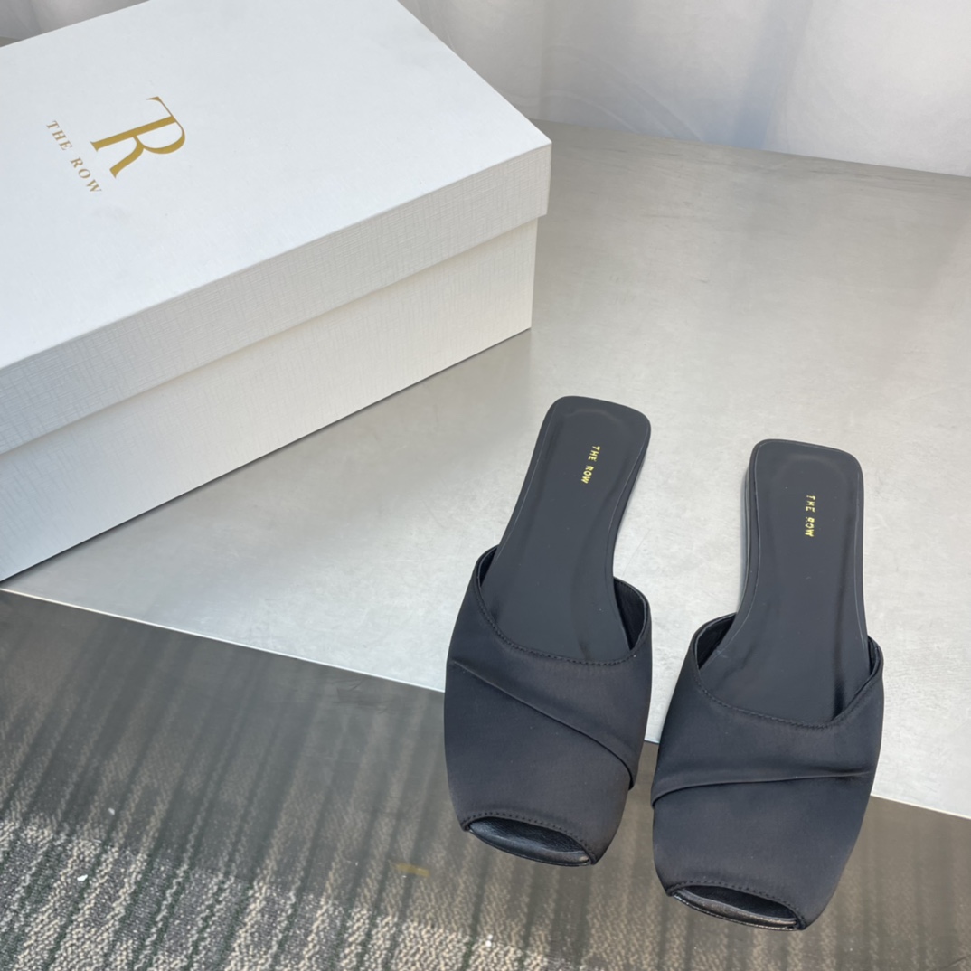 NO:445682,High quality!  Niche trendy brand TheRo*2025 spring and summer simple silk flat fish mouth slippers single shoes!  The high-end summer color scheme is so simple and fashionable!  The high-end and simple feeling is actually apart from its good looks, and its comfort is really easy to wear so much that it is hard to bear to take it off!  Paired with jeans, suit pants and skirts without any incongruity!  The upper is made of imported silk satin, inner foot pad sheepskin imported from Italy, imported leather outsole size: 35-40 (40 custom made without return) with original packaging, slippers, slippers, skirts, jeans, business suit, sheepskin, real silk, silk fabric, Leather soles19860909高品质！小众潮牌TheRo*2025春夏简约真丝平底鱼嘴拖鞋单鞋！夏天高级配色 太简约时髦啦！高级又简约的感觉其实除了好看以外它的舒适度真的是好穿到舍不得脱下来啦！ 搭配牛仔裤 西装裤 半身裙都毫无违和感！ 鞋面采用进口真丝绸缎 内里垫脚羊皮 意大利进口真皮大底 码数:35-40（40定做不退换） 配原版包装,拖鞋,slippers,skirts,jeans,business suit,sheepskin,real silk,silk fabric,Leather soles,Women's Shoes