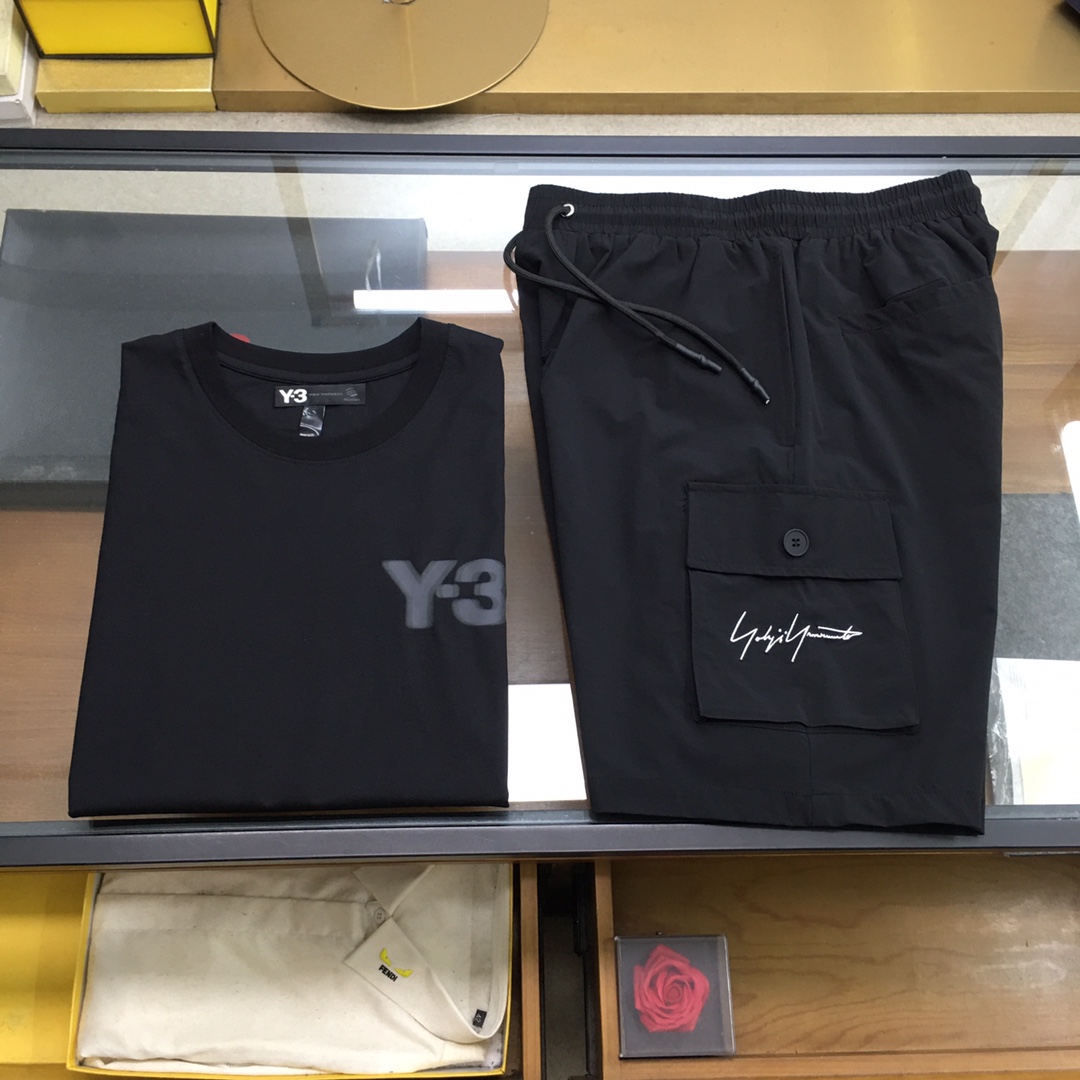NO:143250,New product suit shorts [Y-3] dismantling and selling Spring and summer/SS Y*3 stores Yingyingchu LOGO logo t-shirt tooling shorts set Customized precious cabinet high-quality 60 double-strand long cotton fabric, comfortable and sweat-absorbing, the latest season Yingyingchu LOGO in the front, exquisite Yamamoto Yohji embroidery under the back collar, small slit design on both sides, casual and fashionable. Paired with Yamamoto Yohji embroidered workwear shorts Customized precious cabinet high-quality sunscreen fabric, breathable and comfortable, this workwear shorts are diverse and practical, redefining modern casual wear. Paired with elastic waist circumference and asymmetrical workwear style, practical and fashionable. It is very suitable for casual travel or modern street style. Popularity: M-3XL, shorts, alexander wang19860909新品套装短裤短裤【Y-3】拆卖 春夏/SS Y*3家 影影绰绰LOGO标识体恤工装短裤套装 定制贵柜高级品质60支双股长绒棉面料,舒适吸汗,前幅最新季影影绰绰LOGO,后幅领下精致山本耀司yohji刺绣,两侧小开衩版型设计,休闲时尚兼备 搭配山本耀司yohji刺绣工装短裤 定制贵柜高级品质防晒面料,透气舒适,这款工装短裤功能多样且实用,重新定义了现代休闲装.搭配弹力腰围、不对称的工装风格,讲实用性与时尚完美结合.非常适合休闲出行或现代街头风格 爆款爆 码数:M-3XL,,shorts,alexander wang,Men's clothing