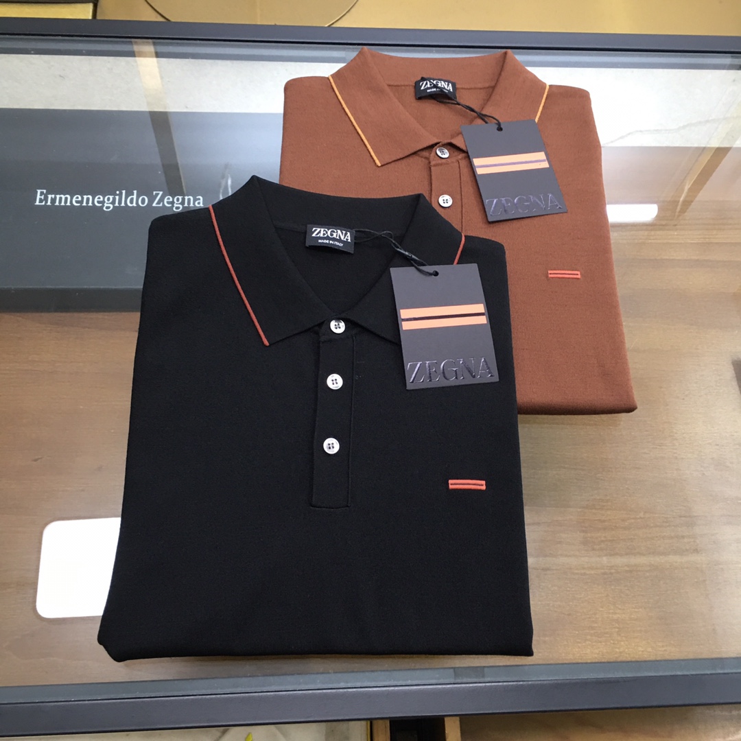 NO:143256,New counter product [EZ] EZ25SS spring and summer new knitted cotton lapel short Tee, men's double horizontal badge embroidery business casual short-sleeved Polo sweater!  Trading companies have sparse channels and are on sale on the leading official website!  Among many men's clothing, Polo shirts are widely loved for their classic but fashionable style!  Z's new knitted Polo shirt perfectly combines comfort and fashion, making it an ideal choice for business and casual occasions!  This Polo shirt is carefully woven with customized cotton yarns for customers. The fabric feels light and soft and has a full touch!  When you wear it, you will immediately feel a comfortable ice feeling without any stuffiness. This fabric not only has good breathability, but also effectively absorbs moisture and sweats, allowing you to stay dry and comfortable in any occasion!  The classic double horizontal bar badge embroidery on the chest of this Polo shirt not only enhances the overall fashion sense, but also adds exquisite details to the clothing. Whether it is single or inner wear, this Polo shirt can show your unique style!  The basic and regular style cutting is simple and elegant, suitable for all body types. Whether you are in a business occasion or in a casual party, it can make you easily cope!  Color brown, black Size 48-56 Size reference Size 48: Shoulder width 44 bust 98 garment length 69 Size 50: Shoulder width 45 bust 102 garment length 70 Size 52: Shoulder width 46 bust 106 garment length 71 Size 54: Shoulder width 47 bust 110 garment length 72 Size 56: Shoulder width 48 bust 114 garment length 73, T-shirt, alexander wang19860909专柜新品【EZ】 EZ25SS春夏新款针织棉质翻领短Tee,男士双横标徽章刺绣商务休闲短袖Polo针织衫！贸易公司渠道稀出,领先官网发售！在众多男士服饰中,Polo衫以其经典而不失时尚的风格受到广泛的喜爱！而Z家的新款针织Polo衫,更是将舒适与时尚完美融合,成为了商务休闲场合的理想选择！ 这款Polo衫采用了客供定制棉纱线精心织造而成,面料手感轻薄柔软,触感十足！穿上它你会立刻感受到一种舒爽的冰感,完全不会有闷热感,这种面料不仅具有良好的透气性,还能有效地吸湿排汗,让你在任何场合都能保持干爽舒适！设计上这款Polo衫胸口经典双横条徽章刺绣点缀,这不仅提升了整体的时尚感,还为这件服饰增添了精致的细节,无论是单穿还是内搭,这款Polo衫都能展现出你的独特风格！基础常规的版型裁剪,简洁大方、适合各种体型,无论你是在商务场合还是休闲聚会中,它都能让你轻松应对！ 颜色咖色、黑色 尺码48-56 尺寸参考 48码:肩宽44胸围98衣长69 50码:肩宽45胸围102衣长70 52码:肩宽46胸围106衣长71 54码:肩宽47胸围110衣长72 56码:肩宽48胸围114衣长73,,T-shirt,alexander wang,Men's clothing