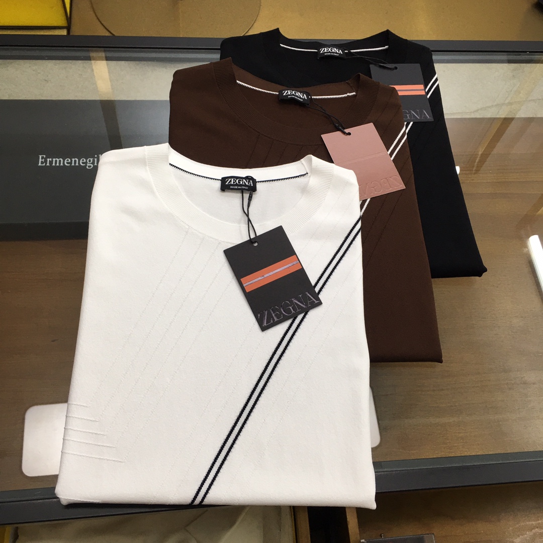 NO:143264,New counter product [Zegn...] [-EZ25SS spring and summer new technology fiber knitted elastic round neck short Tee, men's fashionable simple lines inlay decoration casual pullover short-sleeved T-shirt knitted sweater!  Trading companies have sparse channels and are on sale on the leading official website!  Zjia’s new knitted T-shirts reveal extraordinary quality and unique fashion charm from the choice of fabric to the design!  This T-shirt uses customized technology fiber knitted fabric, which not only feels skin-friendly and comfortable, but also fits like a second layer of skin, but also has excellent elastic properties!  Whether it is daily activities or exercise, you can easily deal with it without any sense of restraint!  The design of the body of the clothes is even more ingenious, with simple but stylish contrasting lines and patterns cleverly outlined on the body of the clothes, which not only breaks the monotony of the solid-color T-shirt, but also adds a bit of fashion and vitality!  The basic round style design adds a bit of casualness and freedom to this T-shirt. It will not be too slim and restrained, nor will it lose its style!  The perfect tailoring and styling design makes this T-shirt show the best wearing effect whether worn alone or as an inner wear!  Black/white/coffee, three colors into it!  Size 48-56 Size 48-shoulder width 42cm-bust 98cm-length 64cm Size 50-shoulder width 43cm-bust 102cm-length 65cm Size 52-shoulder width 44cm-bust 106cm-length 67cm Size 54-shoulder width 45cm-bust 110cm-length 69cm Size 56-shoulder width 46cm-bust 114cm-length 71cm Size recommended (standard version) Height 174-140 catties, try on 50 sizes appropriate!  A boy can choose 48 digits within 128 catties, a 50 digit for 128-140 catties, a 52 digit for 140-153 catties, a 52 digit for 153-166 catties, a 54 digit for 166-180 catties!  ,T-shirt,tees,t-shirt,alexander wang19860909专柜新品【Zegn...】【-EZ25SS春夏新款科技纤维针织弹力圆领短Tee,男士时尚简约线条嵌花装饰休闲套头短袖T恤针织衫！贸易公司渠道稀出,领先官网发售！Z家新款针织T恤从面料的选择到设计的每一个细节,都透露着非凡的品质与独特的时尚韵味！ 这款T恤采用的客供定制科技纤维针织面料,不仅触感亲肤舒适,仿佛第二层肌肤般贴合,更拥有着出色的弹力性能！无论是日常活动还是运动时穿着,都能轻松应对,没有丝毫的束缚感！衣身上的设计更是匠心独运,简约而不失格调的对比色线条图案,巧妙地勾勒在衣身之上,既打破了纯色T恤的单调,又增添了几分时尚与活力！基础的圆版型设计,更是为这款T恤增添了几分随性与自在,它不会过于修身而显得拘谨,也不会过于宽松而失去版型！恰到好处的剪裁与版型设计,使得这款T恤无论是单穿还是作为内搭,都能展现出最佳的穿着效果！黑色/白色/咖啡,三色入！尺码48-56 48码肩宽42cm-胸围98cm-衣长64cm 50码肩宽43cm-胸围102cm-衣长65cm 52码肩宽44cm-胸围106cm-衣长67cm 54码肩宽45cm-胸围110cm-衣长69cm 56码肩宽46cm-胸围114cm-衣长71cm 尺码推荐（标准版型） 身高174-140斤,试穿50码合适！ 男生体重128斤以内选择48码,128-140斤选择50码,140-153斤选择52码,153-166斤选择54码,166-180斤选择56码！,,T-shirt,tees，t-shirt,alexander wang,Men's clothing