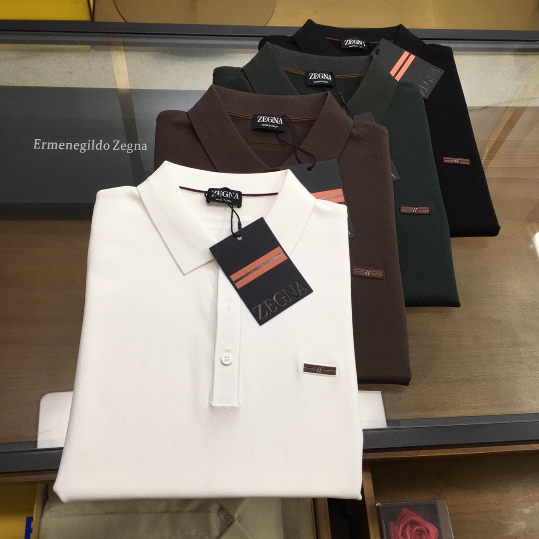NO:143300,New counter product [EZ] 25SS spring and summer new technology fiber blended knitted lapel short Tee, classic striped badge offset printing business casual short-sleeved Polo shirt!  Trading companies have sparse channels and are on sale on the leading official website!  Z's new Polo shirt is dedicated, whether you are strolling on the bustling city streets or sitting in a spacious and bright office, you can become the focus of everyone's attention!  This Polo shirt uses customized technology fiber blended knitted fabrics, which have been carefully selected and scientifically matched to ensure the ultimate experience when wearing them!  It not only brings a comfortable and breathable feeling, but also keeps the skin dry and comfortable even in the hot summer. It is also elastic. Whether it is daily activities or light exercise, it can be easily dealt with without any restraint!  The classic striped badge decoration on the chest is cleverly integrated into the design, retaining the classic elements of the Polo shirt and giving it a unique fashion atmosphere!  The basic straight-tube style cutting is not only in line with ergonomic principles, but also can modify the body shape. It can be easily controlled no matter what kind of body shape!  Whether you are attending a business occasion with formal attire or enjoying leisure time with casual attire, you can show your unique charm and style!  Black/white/dark coffee/dark green, four colors into it!  Size 48-56 Size 48 shoulder width 41cm-bust 98cm-length 65cm Size 50 shoulder width 42cm-bust 102cm-length 66cm Size 52 shoulder width 43cm-bust 106cm-length 68cm Size 54 shoulder width 44cm-bust 110cm-length 70cm Size 56 shoulder width 45cm-bust 114cm-length 72cm Size recommended (standard version) Height 174-140 catties, try on 50 sizes appropriate!  A boy can choose 48 digits within 128 catties, a 50 digit for 128-140 catties, a 52 digit for 140-153 catties, a 52 digit for 153-166 catties, a 54 digit for 166-180 catties!  ,T-shirt,alexander wang19860909专柜新品【EZ】 25SS春夏新款科技纤维混纺针织翻领短Tee,男士经典条纹徽章胶印商务休闲短袖Polo衫！贸易公司渠道稀出,领先官网发售！Z家新款Polo衫奉献,无论是漫步在繁华的都市街头,还是坐在宽敞明亮的办公室内,都能让你成为众人瞩目的焦点！ 这款Polo衫选用客供定制科技纤维混纺针织面料,这种面料经过精心挑选与科学配比,确保了穿着时的极致体验！它不仅能够带来舒爽透气的感受,即便在炎炎夏日也能保持肌肤的干爽与舒适,而且富有弹力,无论是日常活动还是轻微运动,都能轻松应对,毫无束缚感！胸前经典条纹徽章装饰巧妙地融入了设计中,既保留了Polo衫的经典元素,又赋予了它独特的时尚气息！基础直筒版型裁剪,既符合人体工学原理,又能修饰身形,无论何种身材都能轻松驾驭！无论是搭配正装出席商务场合,还是搭配休闲装束享受闲暇时光,都能展现出独特的魅力与风采！黑色/白色/深咖/深绿,四色入！尺码48-56 48码肩宽41cm-胸围98cm-衣长65cm 50码肩宽42cm-胸围102cm-衣长66cm 52码肩宽43cm-胸围106cm-衣长68cm 54码肩宽44cm-胸围110cm-衣长70cm 56码肩宽45cm-胸围114cm-衣长72cm 尺码推荐（标准版型） 身高174-140斤,试穿50码合适！ 男生体重128斤以内选择48码,128-140斤选择50码,140-153斤选择52码,153-166斤选择54码,166-180斤选择56码！,,T-shirt,alexander wang,Men's clothing