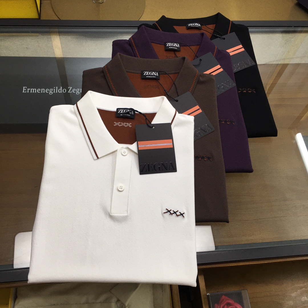 NO:143290,New counter product [EZ] 25SS spring and summer new technology fiber blended knitted lapel short Tee, classic striped badge offset printing business casual short-sleeved Polo shirt!  Trading companies have sparse channels and are on sale on the leading official website!  Z's new Polo shirt is dedicated, whether you are strolling on the bustling city streets or sitting in a spacious and bright office, you can become the focus of everyone's attention!  This Polo shirt uses customized technology fiber blended knitted fabrics, which have been carefully selected and scientifically matched to ensure the ultimate experience when wearing them!  It not only brings a comfortable and breathable feeling, but also keeps the skin dry and comfortable even in the hot summer. It is also elastic. Whether it is daily activities or light exercise, it can be easily dealt with without any restraint!  The classic striped badge decoration on the chest is cleverly integrated into the design, retaining the classic elements of the Polo shirt and giving it a unique fashion atmosphere!  The basic straight-tube style cutting is not only in line with ergonomic principles, but also can modify the body shape. It can be easily controlled no matter what kind of body shape!  Whether you are attending a business occasion with formal attire or enjoying leisure time with casual attire, you can show your unique charm and style!  Black/white/deep coffee/deep purple, four colors into it!  Size 48-56 Size 48 shoulder width 41cm-bust 98cm-length 65cm Size 50 shoulder width 42cm-bust 102cm-length 66cm Size 52 shoulder width 43cm-bust 106cm-length 68cm Size 54 shoulder width 44cm-bust 110cm-length 70cm Size 56 shoulder width 45cm-bust 114cm-length 72cm Size recommended (standard version) Height 174-140 catties, try on 50 sizes appropriate!  A boy can choose 48 digits within 128 catties, a 50 digit for 128-140 catties, a 52 digit for 140-153 catties, a 52 digit for 153-166 catties, a 54 digit for 166-180 catties!  ,T-shirt,alexander wang19860909专柜新品【EZ】 25SS春夏新款科技纤维混纺针织翻领短Tee,男士经典条纹徽章胶印商务休闲短袖Polo衫！贸易公司渠道稀出,领先官网发售！Z家新款Polo衫奉献,无论是漫步在繁华的都市街头,还是坐在宽敞明亮的办公室内,都能让你成为众人瞩目的焦点！ 这款Polo衫选用客供定制科技纤维混纺针织面料,这种面料经过精心挑选与科学配比,确保了穿着时的极致体验！它不仅能够带来舒爽透气的感受,即便在炎炎夏日也能保持肌肤的干爽与舒适,而且富有弹力,无论是日常活动还是轻微运动,都能轻松应对,毫无束缚感！胸前经典条纹徽章装饰巧妙地融入了设计中,既保留了Polo衫的经典元素,又赋予了它独特的时尚气息！基础直筒版型裁剪,既符合人体工学原理,又能修饰身形,无论何种身材都能轻松驾驭！无论是搭配正装出席商务场合,还是搭配休闲装束享受闲暇时光,都能展现出独特的魅力与风采！黑色/白色/深咖/深紫,四色入！尺码48-56 48码肩宽41cm-胸围98cm-衣长65cm 50码肩宽42cm-胸围102cm-衣长66cm 52码肩宽43cm-胸围106cm-衣长68cm 54码肩宽44cm-胸围110cm-衣长70cm 56码肩宽45cm-胸围114cm-衣长72cm 尺码推荐（标准版型） 身高174-140斤,试穿50码合适！ 男生体重128斤以内选择48码,128-140斤选择50码,140-153斤选择52码,153-166斤选择54码,166-180斤选择56码！,,T-shirt,alexander wang,Men's clothing