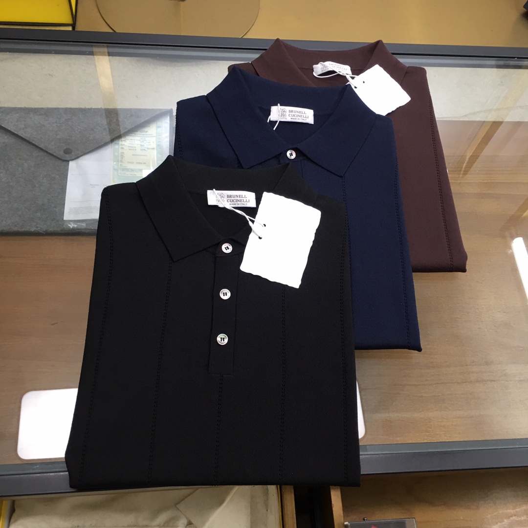 NO:143309,New counter product [BC] 25SS spring and summer new technology fiber blended knitted lapel short Tee, men's vertical striped hollow jacquard business casual knitted short-sleeved Polo shirt!  Trading companies have sparse channels and are on sale on the leading official website!  BC's new knitted Polo shirt has become an indispensable classic choice among many urban men's wardrobes with its unique fabric selection, exquisite design details and extensive matching!   Its fabric is precision woven using customized technology fiber blended yarns for customized yarns, which not only combines the advanced performance of high-tech elements, but also takes into account the ultimate wearing experience!  Every inch of fabric has been strictly screened and specially treated to ensure that the clothes are close and smooth. Even in the hot summer, you can feel unprecedented breathability and comfort, as if there is no boundary between skin and nature. Breathe freely and enjoy the coolness!  The front panel is cleverly incorporated into the vertical striped hollow jacquard design. This detailed treatment not only greatly improves the fashion of the clothes, but also creates a rich sense of three-dimensional layering visually!  When the sun shines through the hollow part, mottled light and shadow intersect on the chest, inadvertently revealing a low-key and luxurious temperament, perfectly fitting the current popular 