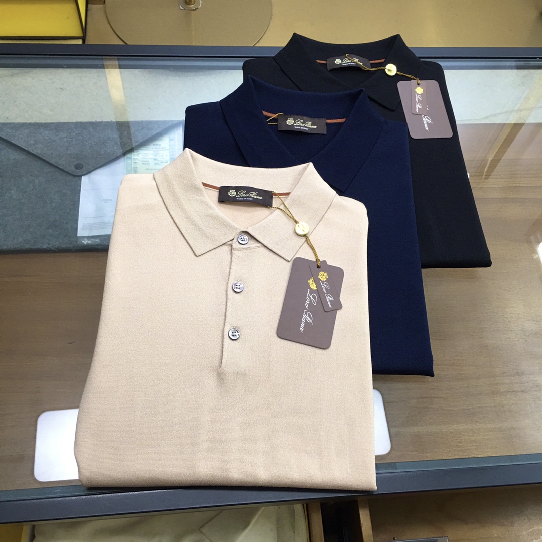 NO:143318,New counter product [LP] 2025 spring and summer new knitted mulberry silk short-sleeved POLO series, this product uses a fine blend of double-quality silk thread materials (Mulberry silk and Lycel) double-optimal silk. Mulberry silk is a natural fiber that combines light, soft and thin in nature. It effectively regulates the temperature and humidity balance of the skin surface. It is known as the second skin of mankind. The combination with Lycel makes it comfortable, skin-friendly, breathable and soft, making it more classy and textured. The three-button lapel business model with a fashionable classic rib collar design makes its collar ring difficult to deform after wearing for a long time. It can be worn alone in summer and inside in spring, showing the business and leisure style. Simple Iogo design is both luxurious, beautiful and elegant. The contrasting color of the inner collar ring is the finishing touch, a must-have item for spring and summer business casual!  The color is as shown in the figure. Number of codes 48-56, loro piana, T-shirt, alexander wang19860909专柜新品【LP】 2025春夏新品针织桑蚕丝短袖POLO系列, 本品采用（桑蚕丝与莱赛尔）双优丝线材质精细混纺结合而成的面料,桑蚕丝是是自然界集合轻、柔、细为一体的天然纤维,有效的调节皮肤表面的温湿度平衡,被誉为人类的第二皮肤,与莱赛尔的结合使其穿着舒适亲肤透气柔软,使其更上档次有质感. 门襟三扣翻领商务款,加入时尚精典罗纹领设计,使其领圈久穿不易变形,商务休闲,既可夏季单穿又可春季内搭,尽显商务休闲风范,简约Iogo设计,既奢华美观又大气精致,内领圈撞色此乃点睛之笔,春夏商务休闲必备单品！ 颜色如图 码数48-56,,loro piana,T-shirt,alexander wang,Men's clothing