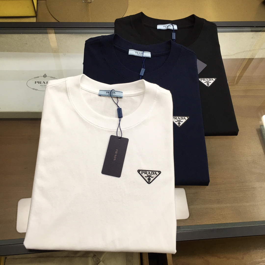 NO:143267,New product [Prad...] 25 spring and summer round neck short-sleeved T-shirt, innovative composite craft triangle logo, red logo embellishment on the back hem, fixed woven high-end long-length cotton jersey knitted fabric, very soft and comfortable, the fabric is crisp, wrinkle-resistant, wear-resistant, sweat-resistant, breathable, every detail is handled very delicately, regular style, and can be matched with any combination to create a casual look. Black, navy blue, white, M, L, XL, 2XL, 3XL. It is recommended to be 170 in height and 145 in L size.,,prada, T-shirt,tees, t-shirt,alexander wang19860909新品【Prad...】 25春夏圆领短袖T恤,创新复合工艺三角标识,后幅下摆红色logo点缀,定织高端长绒棉平纹针织面料,手感非常柔顺舒适,面料挺括抗皱耐磨,排汗速干透气,每一个细节处理的非常精致,常规版型,任意搭配打造休闲的造型. 黑色,藏青色,白色, M,L,XL,2XL,3XL.建议身高170,体重145穿L码.,,prada,T-shirt,tees，t-shirt,alexander wang,Men's clothing