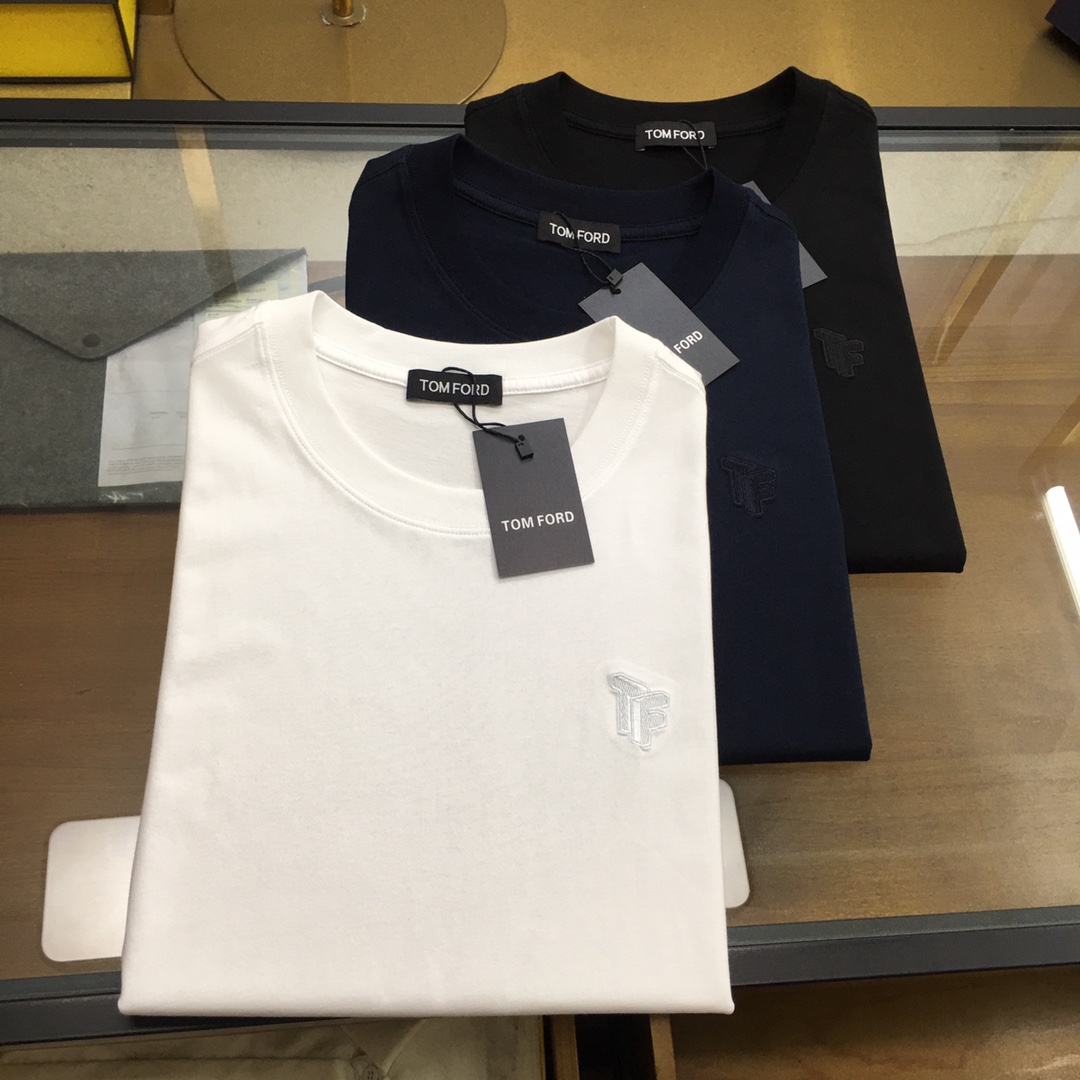 NO:143259,New counter product [TF] 25 spring and summer new round neck short-sleeved T-shirt, original consistent classic logo embroidery, hem logo embellishment, original fixed-woven long velvet cotton jersey knitted fabric, very soft and comfortable, the fabric is crisp, wrinkle-resistant, wear-resistant, sweat-resistant, breathable, every detail is handled very delicately, regular style, and can be matched with casual style. Black, royal blue, white, M, L, XL, 2XL, 3XL. It is recommended to be 170 height and 150 weight wearing L size.,,tom ford, T-shirt,tees, t-shirt, alexander wang19860909专柜新品【TF】 25春夏新款圆领短袖T恤,原版一致经典标识刺绣,下摆logo点缀,原版定织长绒棉平纹针织面料,手感非常柔顺舒适,面料挺括抗皱耐磨,排汗速干透气,每一个细节处理的非常精致,常规版型,任意搭配打造休闲的造型. 黑色,宝蓝色,白色, M,L,XL,2XL,3XL.建议身高170,体重150穿L码.,,tom ford,T-shirt,tees，t-shirt,alexander wang,Men's clothing