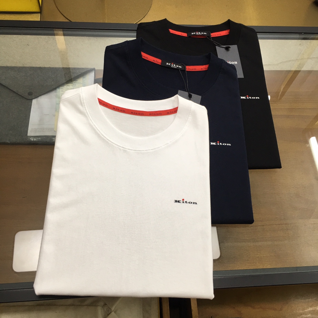 NO:143276,New product [Kiton] 25 spring and summer new round neck short-sleeved T-shirt, classic logo of left chest, original fixed woven red collar strip, fixed woven high-end long velvet cotton jersey knit fabric, very soft and comfortable, the fabric is crisp, wrinkle-resistant, wear-resistant, sweat-resistant, breathable, every detail is handled very delicately, regular style, and can be matched with any combination to create a casual look. Black, navy blue, white, M, L, XL, 2XL, 3XL. It is recommended to wear L size 170 and weight 150., T-shirt, tees, t-shirt, alexander wang19860909新品【Kiton】 25春夏新款圆领短袖T恤,左胸经典logo标识,原版定织红色领条,定织高端长绒棉平纹针织面料,手感非常柔顺舒适,面料挺括抗皱耐磨,排汗速干透气,每一个细节处理的非常精致,常规版型,任意搭配打造休闲的造型. 黑色,藏青色,白色, M,L,XL,2XL,3XL.建议身高170,体重150穿L码.,,T-shirt,tees，t-shirt,alexander wang,Men's clothing