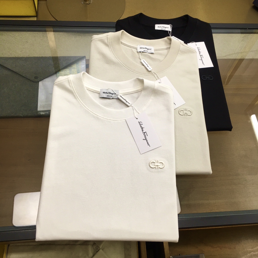 NO:143253,New counter products…【Firagó...】 25 spring and summer new round neck short-sleeved T-shirt, original classic logo embroidery, cuff logo embellishment, fixed woven high-end long-wool cotton pinstripe knitted fabric, very soft and comfortable, the fabric is crisp, wrinkle-resistant, wear-resistant, sweat-resistant, breathable, every detail is handled very delicately, regular style, and can be matched with casual style. Black, warm beige, white, M, L, XL, 2XL, 3XL. It is recommended to be 170 in height and 145 in size L., T-shirt,tees, t-shirt, alexander wang19860909专柜新品…【菲拉格...】 25春夏新款圆领短袖T恤,原版经典标识刺绣,袖口logo点缀,定织高端长绒棉细条纹针织面料,手感非常柔顺舒适,面料挺括抗皱耐磨,排汗速干透气,每一个细节处理的非常精致,常规版型,任意搭配打造休闲的造型. 黑色,暖米色,白色, M,L,XL,2XL,3XL.建议身高170,体重145穿L码.,,T-shirt,tees，t-shirt,alexander wang,Men's clothing