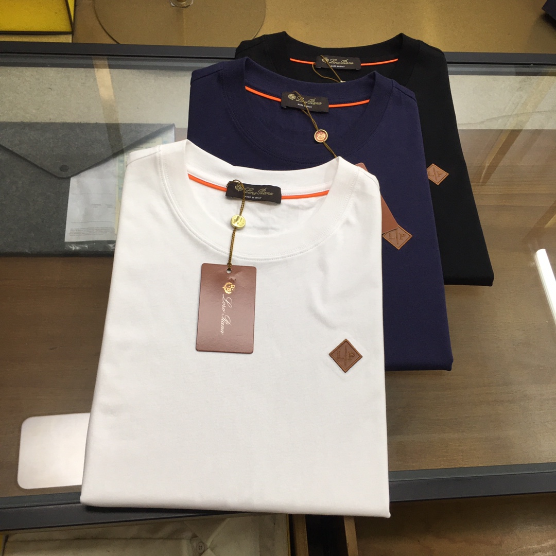 NO:143285,New product [LP] 25 spring and summer new round neck short-sleeved T-shirt, original consistent latest leather patchwork logo embroidery, back logo embroidery, original fixed-woven long velvet cotton jersey knitted fabric, very soft and comfortable, the fabric is crisp, wrinkle-resistant, wear-resistant, sweat-resistant, breathable, every detail is handled very delicately, regular style, and can be matched with casual style. Black, royal blue, white, M, L, XL, 2XL, 3XL. It is recommended to be 170 height and 145 weight wearing L size., loro piano, T-shirt, tees, t-shirt, alexander wang19860909新品【LP】 25春夏新款圆领短袖T恤,原版一致最新拼皮标识刺绣,后背logo刺绣,原版定织长绒棉平纹针织面料,手感非常柔顺舒适,面料挺括抗皱耐磨,排汗速干透气,每一个细节处理的非常精致,常规版型,任意搭配打造休闲的造型. 黑色,宝蓝色,白色, M,L,XL,2XL,3XL.建议身高170,体重145穿L码.,,loro piana,T-shirt,tees，t-shirt,alexander wang,Men's clothing