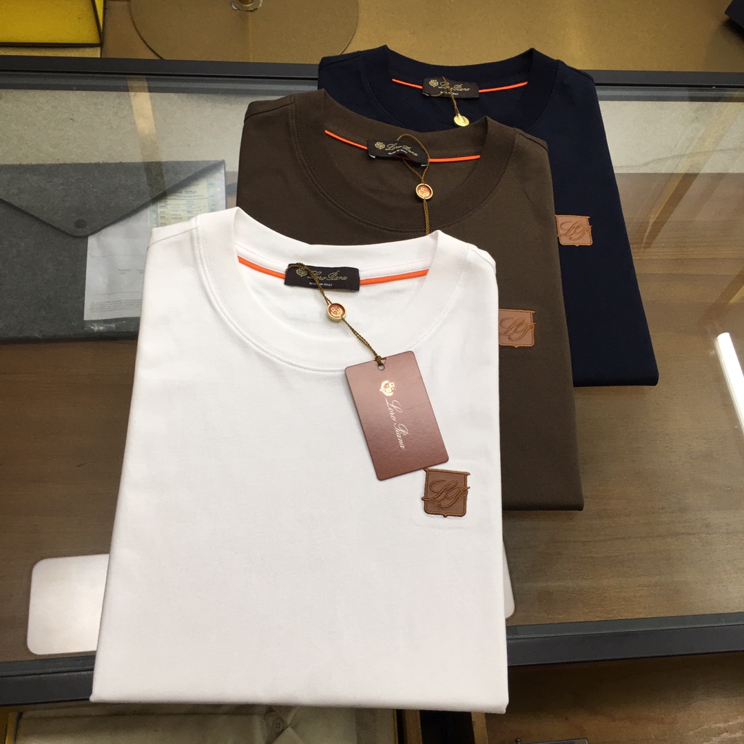 NO:143294,New counter product [LP] 25 spring and summer new round neck short-sleeved T-shirt, original consistent latest leather logo embroidery, back logo embroidery, original fixed-woven long velvet cotton jersey knitted fabric, very soft and comfortable, the fabric is crisp, wrinkle-resistant, wear-resistant, sweat-resistant, breathable, every detail is handled very delicately, regular style, and can be matched to create a casual look. Black, royal blue, white, M, L, XL, 2XL, 3XL. It is recommended to wear L size 170 and weight 150.,,loro piano, T-shirt,tees, t-shirt, alexander wang19860909专柜新品【LP】 25春夏新款圆领短袖T恤,原版一致最新拼皮标识刺绣,后背logo刺绣,原版定织长绒棉平纹针织面料,手感非常柔顺舒适,面料挺括抗皱耐磨,排汗速干透气,每一个细节处理的非常精致,常规版型,任意搭配打造休闲的造型. 黑色,宝蓝色,白色, M,L,XL,2XL,3XL.建议身高170,体重150穿L码.,,loro piana,T-shirt,tees，t-shirt,alexander wang,Men's clothing