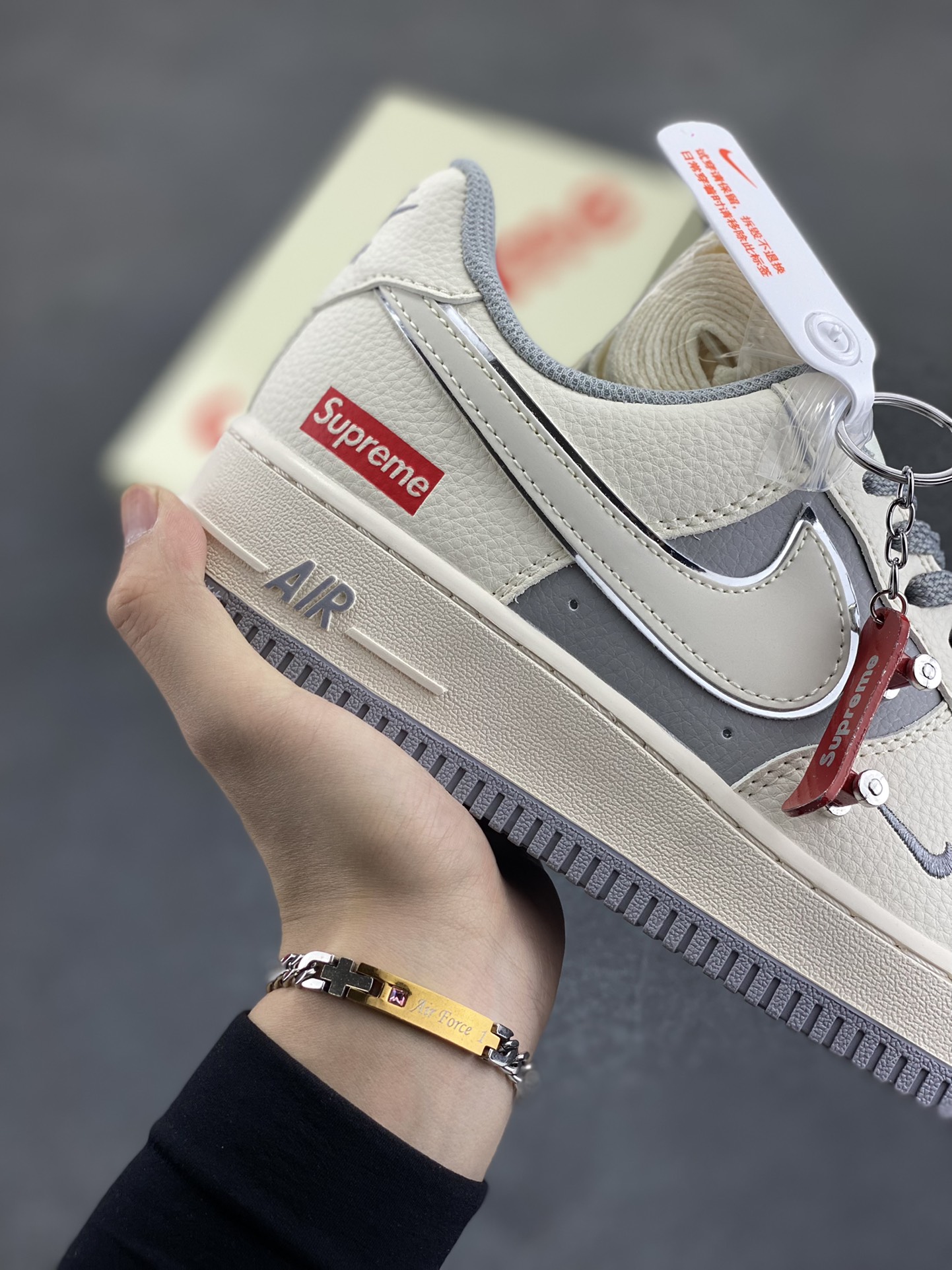 图片[6]-NIke Air Force 1 \’07 Low “Supreme联名——米灰亮边”空军一号 低帮 运动鞋 休闲鞋 折边针车 工艺难度大 原楦头原纸板 原装鞋盒 定制五金配件 内置全掌气垫 原厂鞋底 货号：HH7518-058 尺码：36 36.5 37.5 38 38.5 39 40 40.5 41 42 42.5 43 44 44.5 45-选品中心