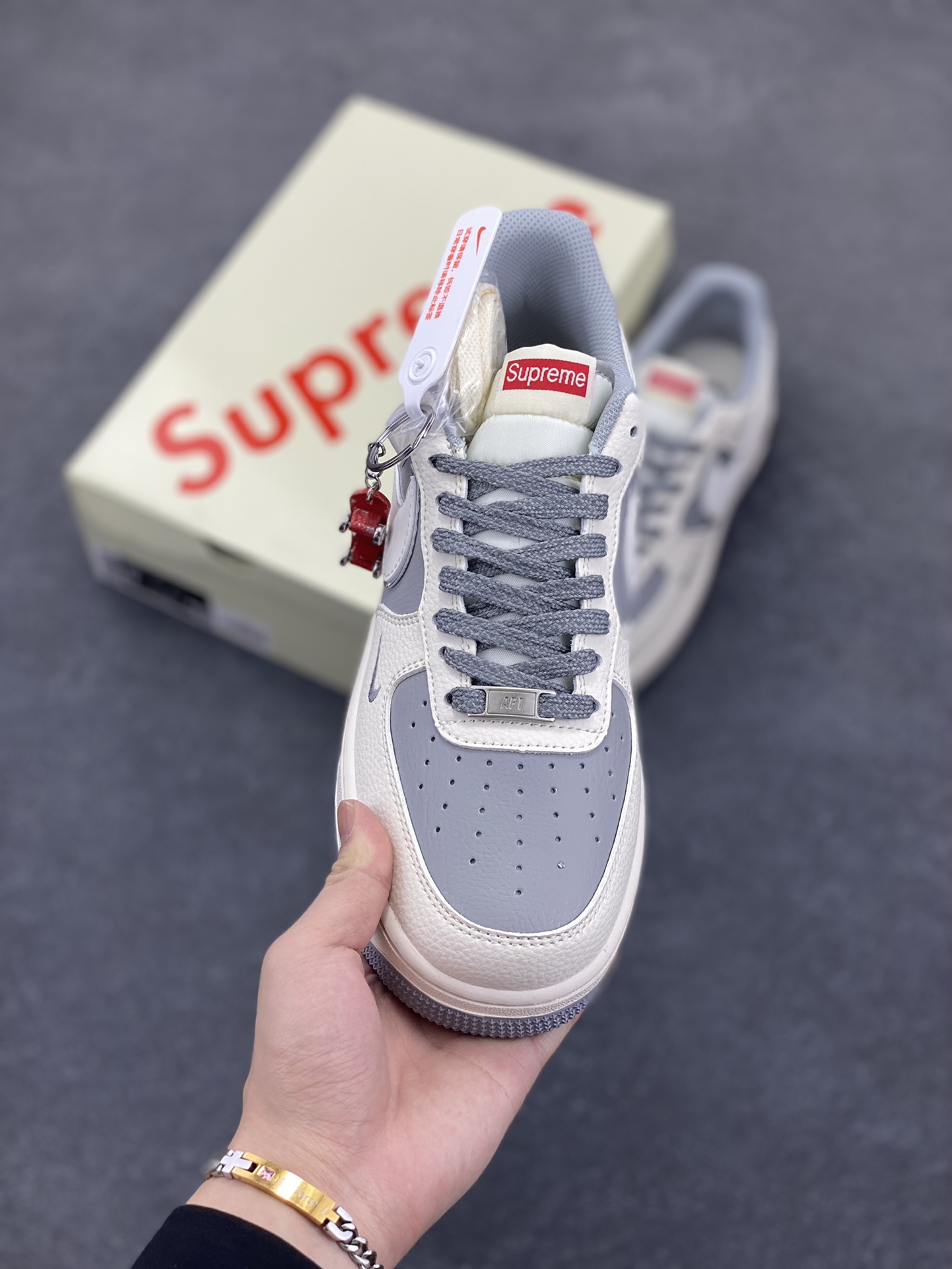 图片[2]-NIke Air Force 1 \’07 Low “Supreme联名——米灰亮边”空军一号 低帮 运动鞋 休闲鞋 折边针车 工艺难度大 原楦头原纸板 原装鞋盒 定制五金配件 内置全掌气垫 原厂鞋底 货号：HH7518-058 尺码：36 36.5 37.5 38 38.5 39 40 40.5 41 42 42.5 43 44 44.5 45-选品中心