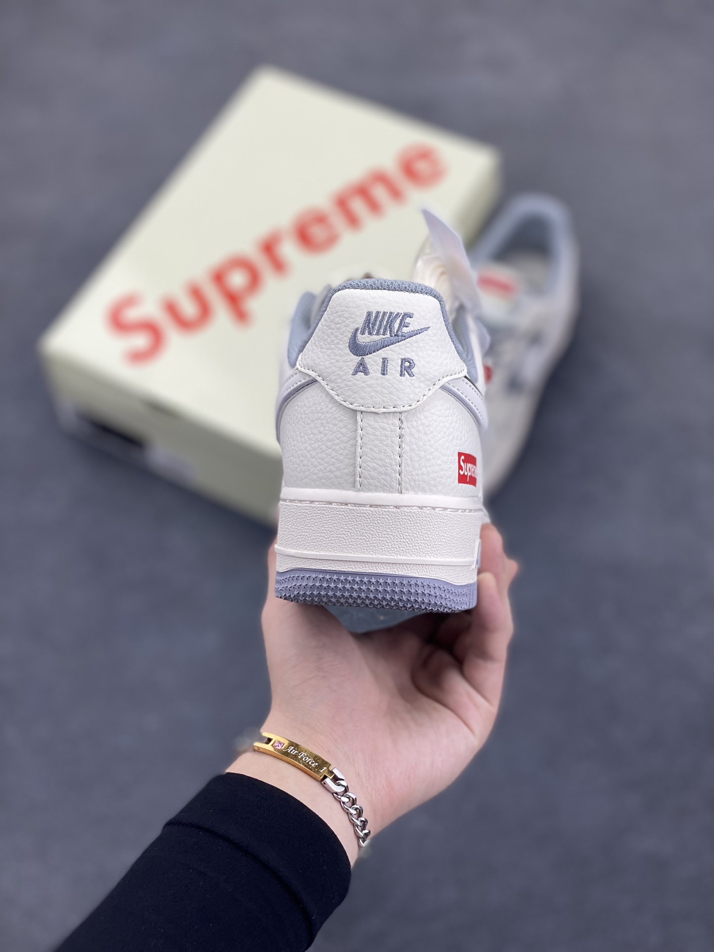 图片[4]-NIke Air Force 1 \’07 Low “Supreme联名——米灰亮边”空军一号 低帮 运动鞋 休闲鞋 折边针车 工艺难度大 原楦头原纸板 原装鞋盒 定制五金配件 内置全掌气垫 原厂鞋底 货号：HH7518-058 尺码：36 36.5 37.5 38 38.5 39 40 40.5 41 42 42.5 43 44 44.5 45-选品中心