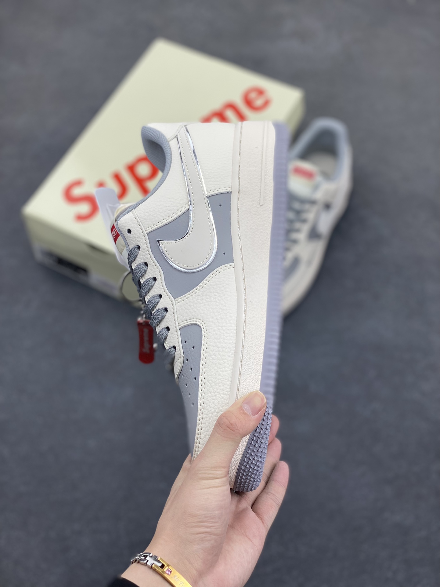 图片[3]-NIke Air Force 1 \’07 Low “Supreme联名——米灰亮边”空军一号 低帮 运动鞋 休闲鞋 折边针车 工艺难度大 原楦头原纸板 原装鞋盒 定制五金配件 内置全掌气垫 原厂鞋底 货号：HH7518-058 尺码：36 36.5 37.5 38 38.5 39 40 40.5 41 42 42.5 43 44 44.5 45-选品中心