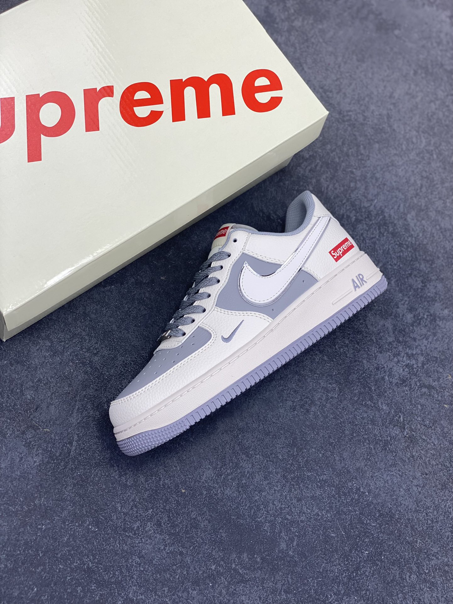 图片[7]-NIke Air Force 1 \’07 Low “Supreme联名——米灰亮边”空军一号 低帮 运动鞋 休闲鞋 折边针车 工艺难度大 原楦头原纸板 原装鞋盒 定制五金配件 内置全掌气垫 原厂鞋底 货号：HH7518-058 尺码：36 36.5 37.5 38 38.5 39 40 40.5 41 42 42.5 43 44 44.5 45-选品中心