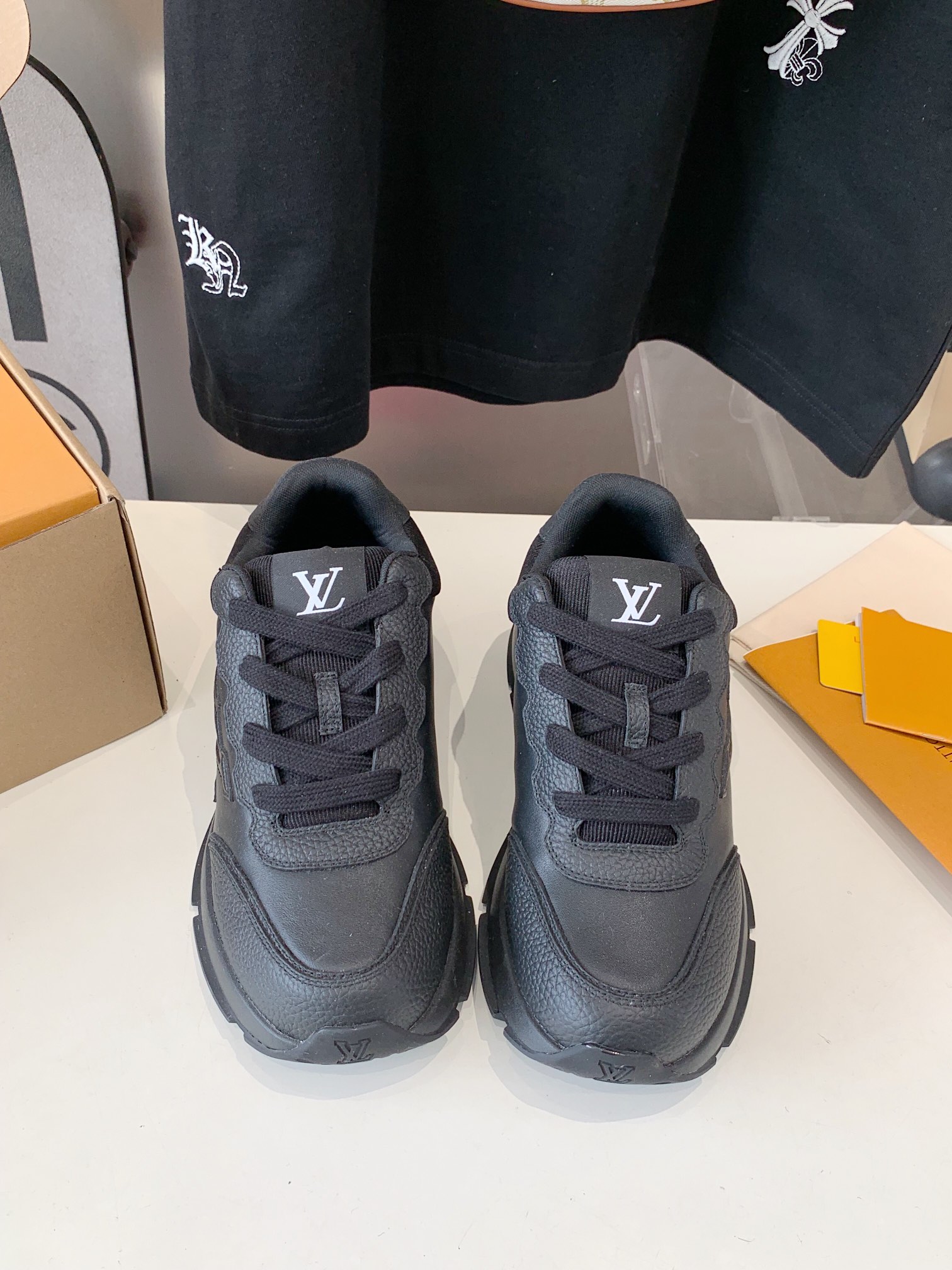 NO:404317,Men's plus 10LV Louis Vuitton L Family Donkey Brand Thick Sole Casual Couple Sports Shoes The exquisite design is shaped with smooth cowhide leather, which can easily integrate into various shapes. Attention LV letters mark the side of the shoe, the light rubber outsole embellishes Vuitton logo with a thick sole 4CM. The counter focuses on the latest casual shoes, hard goods are on the newest, purchasing level!  Full of high-end feeling!  A popular model from domestic and foreign bloggers, retro and fashionable, beautiful!  Wear it with a lot of happiness!  Official website main model★ Original custom imported calf leather fabric with lining imported Italian imported breathable gauze mesh, outsole rubber foam tpu high-end sole, color 5 colors available, shoe size: women's clothing 35-41, (women's 41 customized). Men's clothing 39-46 (45-46 customized)., casual shoes/sports shoes, louis vuitton, louis vuitton, louis vuitton, louis vuitton, louis vuitton, louis vuitton, louis vuitton, louis vuitton, sneakers, cowhide19860909男加10LV 路易威登 L家驴牌 厚底 休闲 情侣运动鞋 以光滑牛皮革塑造考究设计,可轻松融入各式造型.瞩目 LV 字母标注鞋侧,轻盈橡胶外底点缀 Vuitton 标识 底厚4CM.专柜主打最新款休闲鞋 硬货上新 代购级别！高级感十足！国内外博主刷爆的一款,复古又时髦上脚美炸了！穿上满满的幸福感！官网主推款★ 鞋面原版订制进口小牛皮面料 内里意大利进口透气纱网 大底橡胶发泡tpu高端大底 颜色5色可选 鞋码: 女装35-41,(女41定做）.男装39-46(45-46定做).,休闲鞋/运动鞋,louis vuitton,louis vuitton,louis vuitton,louis vuitton,sneakers,cowhide,Women's Shoes