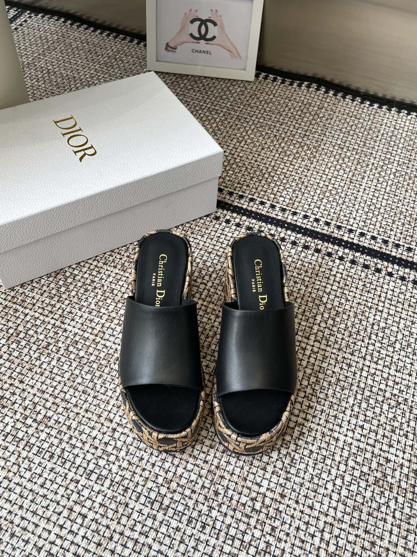 NO:783508,Dior Dior's new spring and summer D-Attitude wedge sandals and platform slippers. This Attitude Dior wedge sandals draw inspiration from retro logos to highlight the modern style. Cowhide leather upper with 9 cm wedge heel and 3 cm beige Graphic cannage pattern embroidered platform. Decorated with a gold-finished metal CD logo on the back. Can be matched with various styles this season to highlight elegance. Upper cow leather. Lining cow leather.  Original molded rubber outsole (original molded electric embroidered wedge heel) Heel height 9cm Water platform 3cm Size 35-40 (40 41 customized), slippers, dior, dior, slippers, cowhide19860909Dior 迪奥 春夏新款D-Attitude 坡跟凉拖鞋 防水台拖鞋 这款 Attitude Dior坡跟凉拖 从复古标识汲取灵感 彰显现代风格 牛皮革鞋面 搭配9厘米坡跟和 3 厘米米色Graphic藤格纹图案刺绣厚底 后侧饰以金色饰面金属CD标志 可与本季各式造型搭配 彰显优雅风范 鞋面牛皮 内里牛皮 原版开模橡胶大底（原版开模电绣坡跟） 跟高9cm 防水台3cm 码数35-40（40 41定做）,拖鞋,dior,dior,slippers,cowhide,Women's Shoes