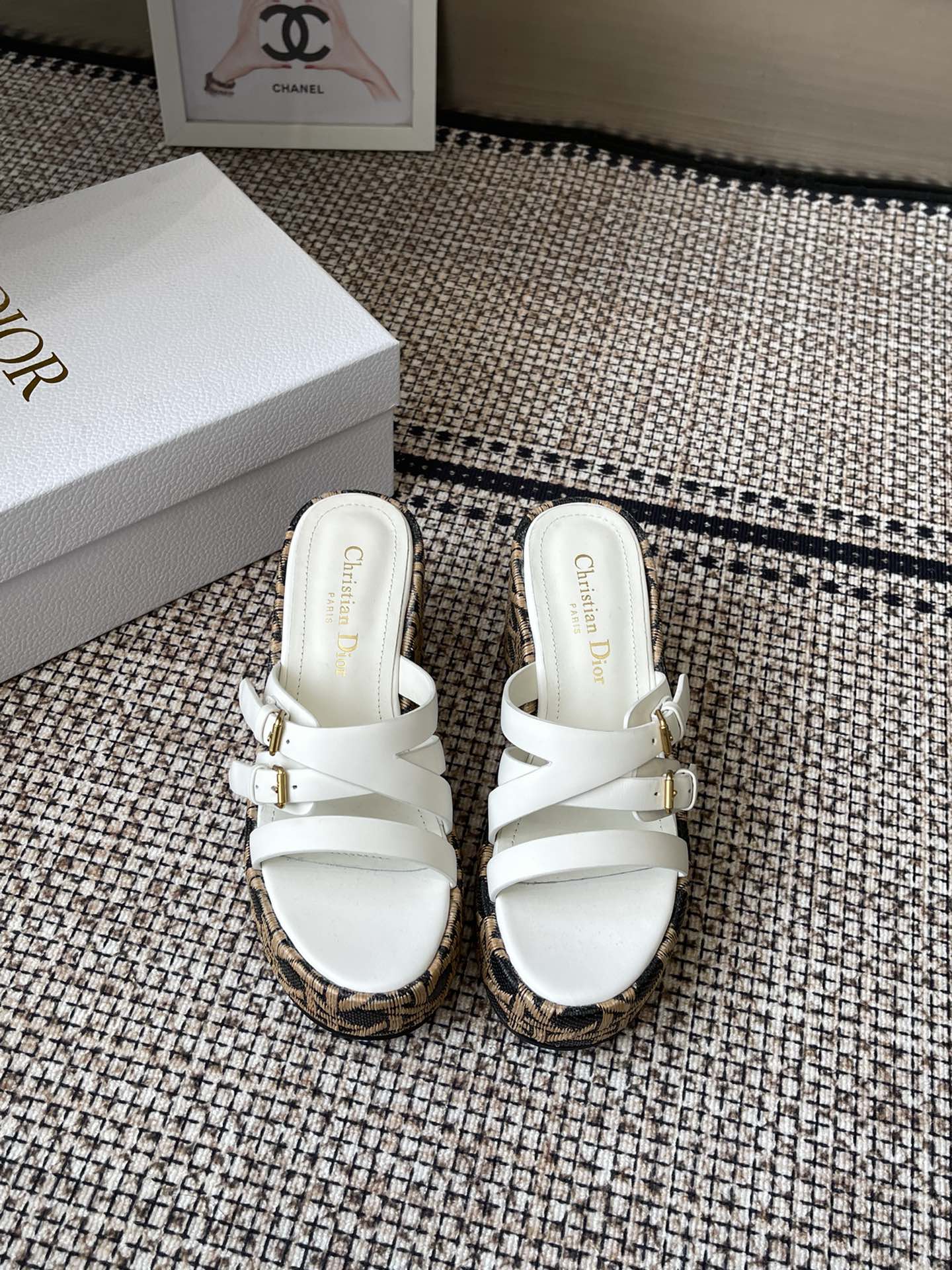 NO:783515,Dior Dior's new spring and summer D-Attitude wedge sandals cross-buckle platform slippers. This Attitude Dior wedge sandals draw inspiration from the retro logo to highlight the modern style. Cowhide leather upper with 9 cm wedge heel and 3 cm beige Graphic cannage pattern embroidered platform. Decorated with a gold-finished metal CD logo on the back. Can be matched with various styles this season to highlight elegance. Upper cowhide (molded Dior letter hardware buckle) lining cowhide  Original molded rubber outsole (original molded electric embroidered wedge heel) Heel height 9cm Water platform 3cm Size 35-40 (40 41 customized), slippers, dior, dior, slippers, cowhide19860909Dior 迪奥 春夏新款D-Attitude 坡跟凉拖鞋交叉扣带防水台拖鞋 这款 Attitude Dior坡跟凉拖 从复古标识汲取灵感 彰显现代风格 牛皮革鞋面 搭配9厘米坡跟和 3 厘米米色Graphic藤格纹图案刺绣厚底 后侧饰以金色饰面金属CD标志 可与本季各式造型搭配 彰显优雅风范 鞋面牛皮（开模Dior字母五金扣） 内里牛皮 原版开模橡胶大底（原版开模电绣坡跟） 跟高9cm 防水台3cm 码数35-40（40 41定做）,拖鞋,dior,dior,slippers,cowhide,Women's Shoes