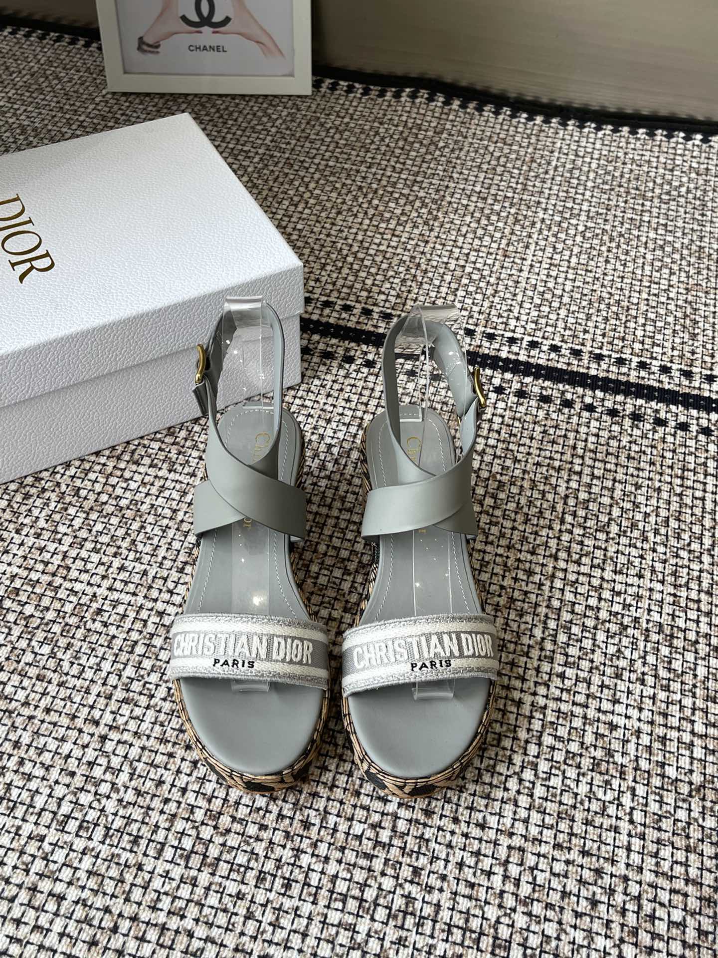 NO:783474,Dior Dior spring and summer catwalk new style wedge sandals Dior Dior spring and summer catwalk new style iviera Dway cross-strap high-heeled women's shoes Classic Dior letter logo three-dimensional embroidered open-toe sandals Star-style thick heel round toe platform shoes Block heel 7 cm platform 2.5 cm upper cowhide (molded Dior letter hardware buckle) inner cowhide foot pad original molded leather outsole (original molded electric embroidered wedge heel)  Size 35-41 (40 41 customized), sandals, dior, dior, sandals, cowhide, Leather soles19860909Dior迪奥 春夏走秀新款 坡跟凉鞋 迪奥 Dior 春夏走秀新款 iviera Dway 交叉带高跟女鞋 经典迪奥字母logo立体刺绣露趾凉鞋 明星同款粗跟圆头厚底鞋 块状鞋跟7厘米水台2.5厘米鞋面 牛皮（开模Dior字母五金扣） 内里牛皮垫脚 原版开模真皮大底（原版开模电绣坡跟） 码数35-41（40 41定做）,凉鞋,dior,dior,sandals,cowhide,Leather soles,Women's Shoes