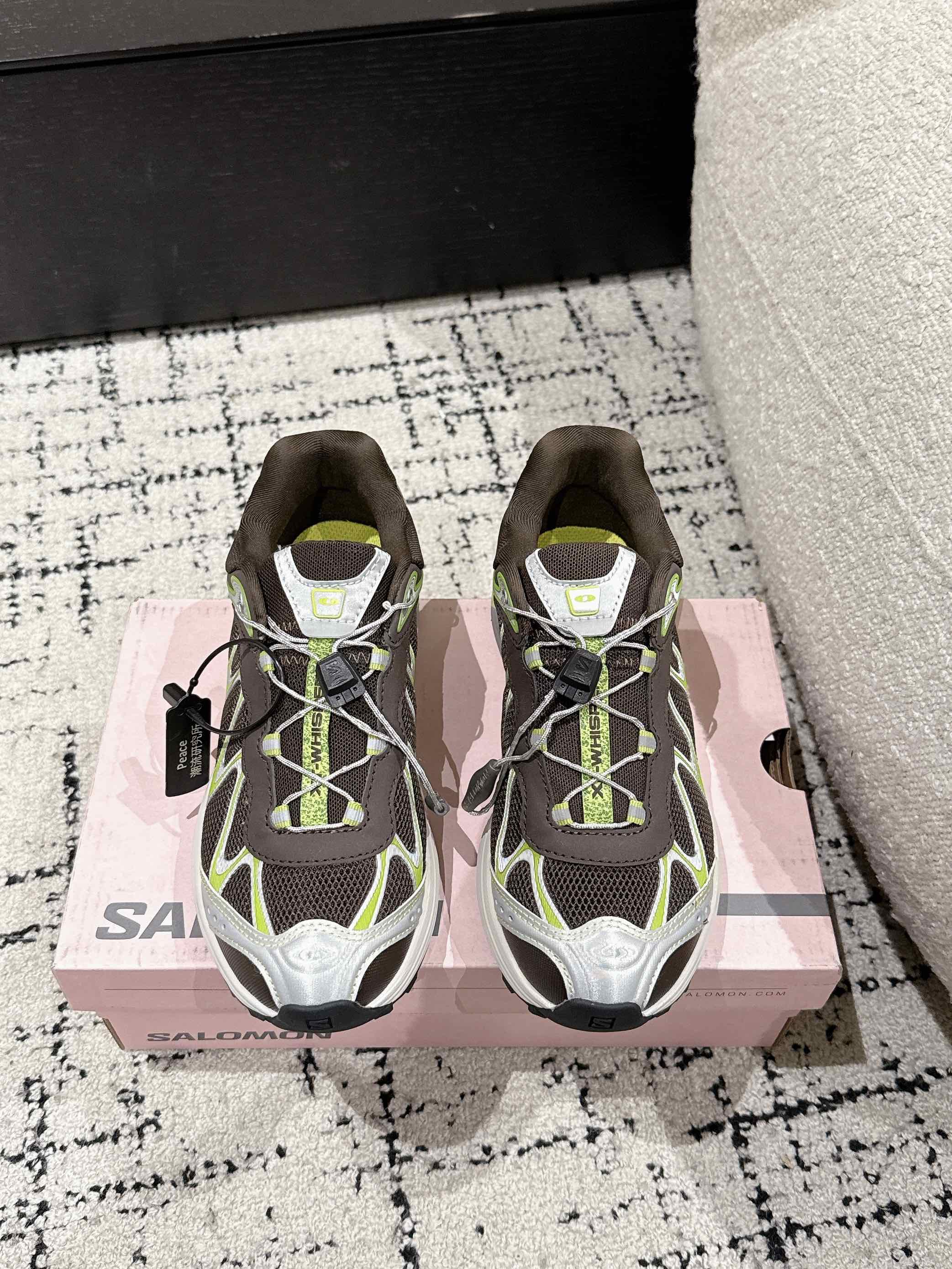 NO:261608,SALOMON XT WHISPER Outdoor casual sneakers Original purchase and development Made a product The new interpretation focuses on its aerodynamic appearance, the iconic white and cream color bring urban style. The other pair is made of pure black to highlight the textured details. The iconic sneakers are refined into a new urban classic to bring quiet atmosphere to SALOMON Fabric Original imported cowhide/breathable mesh inner surface Original imported breathable mesh Sole Original open mold anti-slip rubber outsole Sole 4CM Sole Size: Women's 35-40 (40 custom made), casual shoes/sneakers, cowhide19860909SALOMON XT WHISPER 萨洛蒙 户外休闲 运动鞋 原版购入开发 做货 全新演绎的专注于其空气动力学的外观上,标志性白色与奶油色带来都市风格 另一双则以纯粹的黑色打造 突出富质感的细节 标志性运动鞋被提炼为新的都市经典 为 SALOMON带来静谧气息 面料 原版进口牛皮/透气网面内里 原版进口透气网里 鞋底 原版开模防滑橡胶大底 底厚4CM 码数: 女款35-40（40定做）,休闲鞋/运动鞋,sneakers,cowhide,Women's Shoes