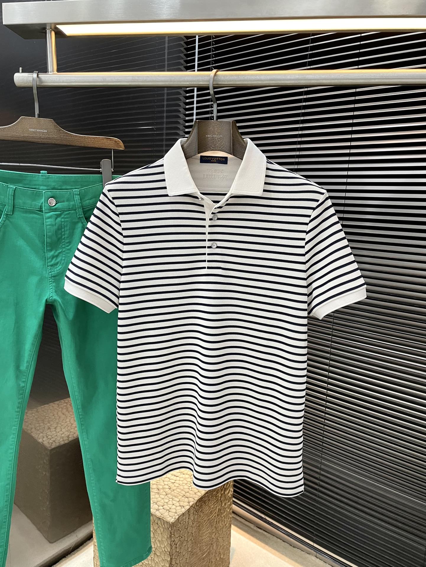 NO:142507,LOUIS VUITTON (Louis Vuitton) The latest POLO short-sleeved sleeves in spring and summer 2025, using the latest mulberry silk fabric, resistant to washing and not fading easily, soft touch and soft and comfortable composition. Classic design style, special customization, simple cutting method, reflecting the extraordinary craftsmanship of workers, full of high-end and fashionable feeling!  The style is quite good at casual and versatile. Size M-3XL, louis vuitton, louis vuitton, T-shirt, alexander wang19860909LOUIS VUITTON（路易威登）2025年春夏最新款POLO短袖,采用最新桑蚕丝面料,耐水洗不易掉色,手感柔软、成分柔软舒适 经典设计风格 特殊定制 简单的裁剪方式拼接,体现出工人不凡的工艺,高端时尚感十足！版型相当赞休闲百搭款.尺码M-3XL,,louis vuitton,louis vuitton,T-shirt,alexander wang,Men's clothing