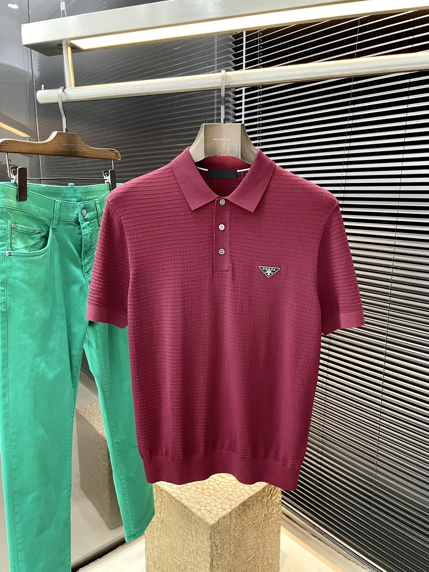 NO:142509,PRADA- (Prada) The latest POLO short-sleeved sleeves in spring and summer 2025, using the latest Yilit fabric, which is resistant to washing and not easy to fade, has a soft feel and soft and comfortable composition. Classic design style, special customization, simple cutting method, reflecting the extraordinary craftsmanship of workers, full of high-end and fashionable feeling!  The style is quite good and casual and versatile. Size M-3XL, prada, prada, T-shirt, alexander wang19860909PRADA-（普拉达）2025年春夏最新款POLO短袖,采用最新伊力特面料,耐水洗不易掉色,手感柔软、成分柔软舒适 经典设计风格 特殊定制 简单的裁剪方式拼接,体现出工人不凡的工艺,高端时尚感十足！版型相当赞休闲百搭款.尺码M-3XL,,prada,prada,T-shirt,alexander wang,Men's clothing